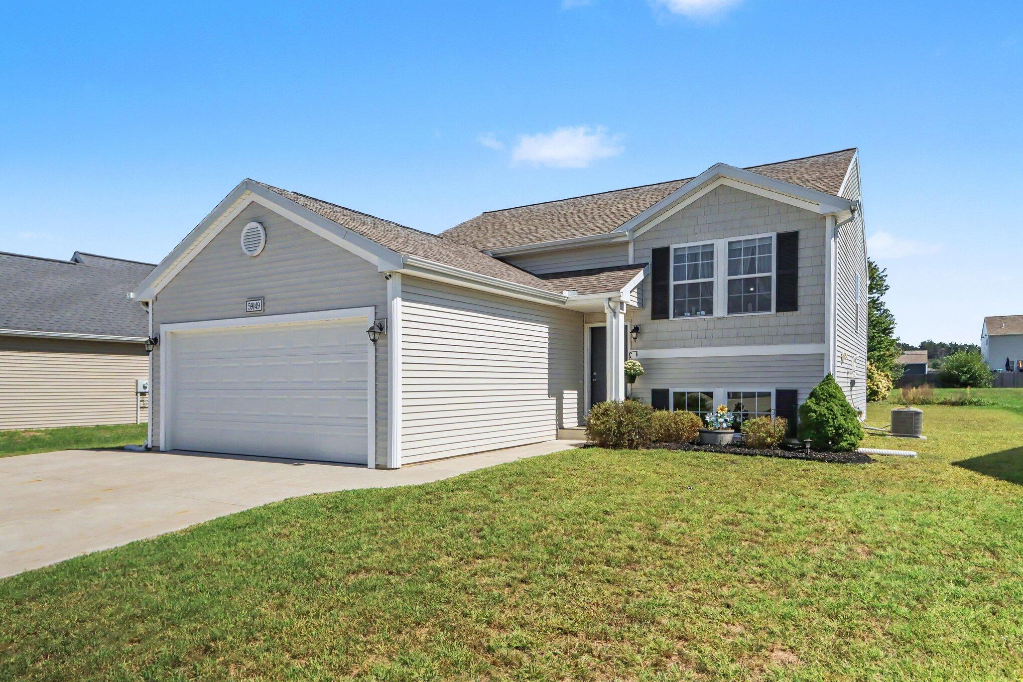 59149 Silvergrass Drive Property Photo 1