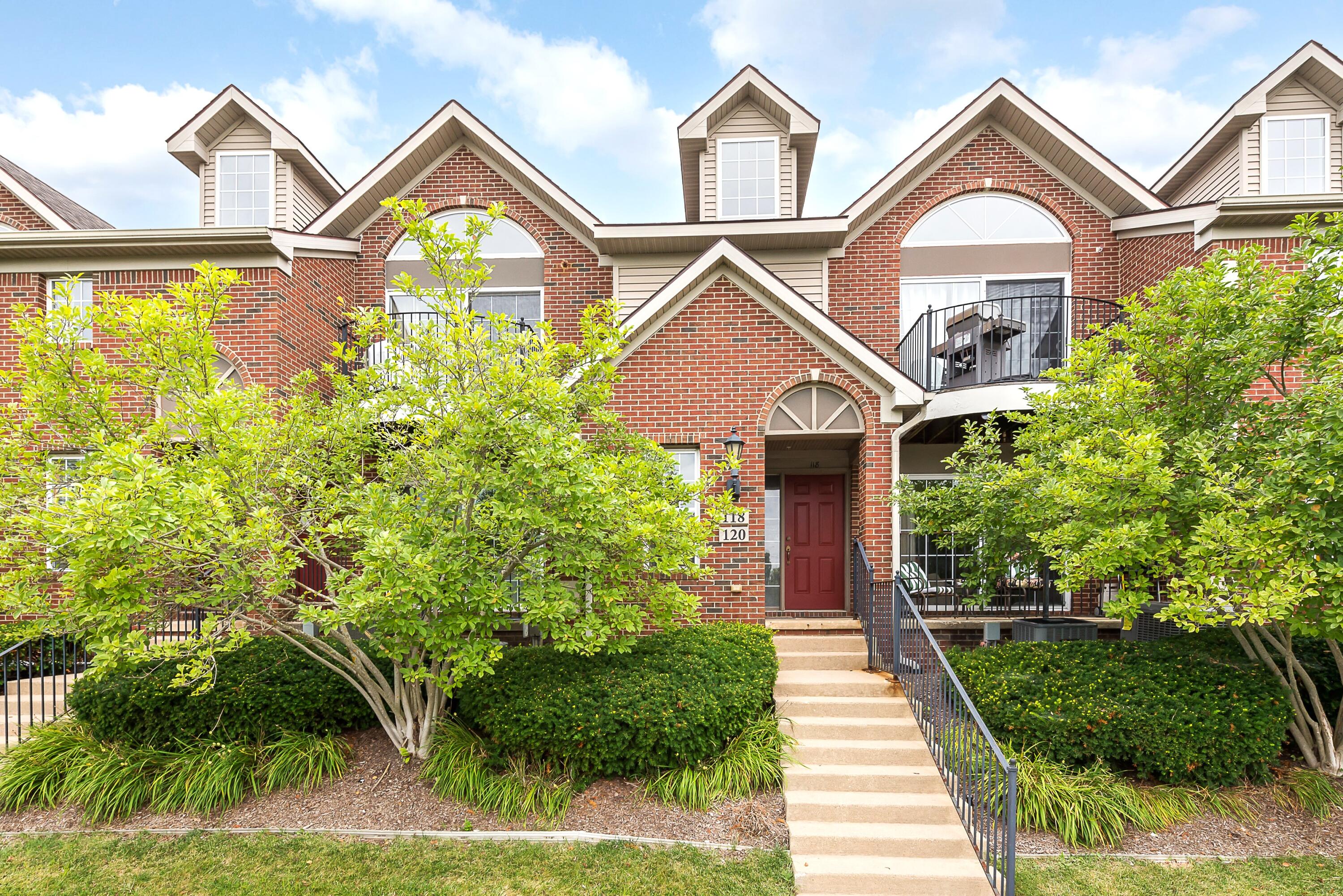 120 W Oakbrook Drive Property Photo 1