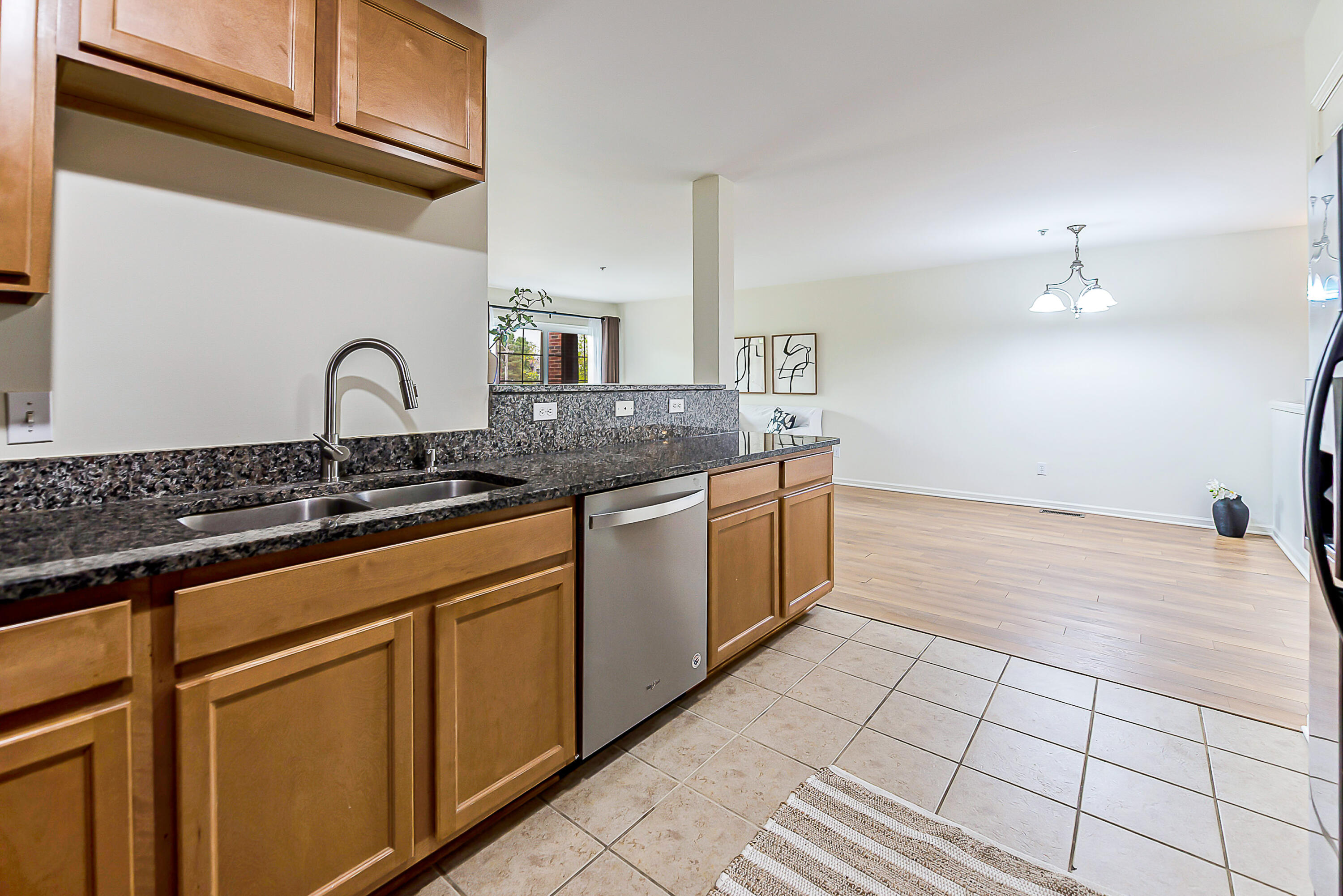 120 W Oakbrook Drive Property Photo 6