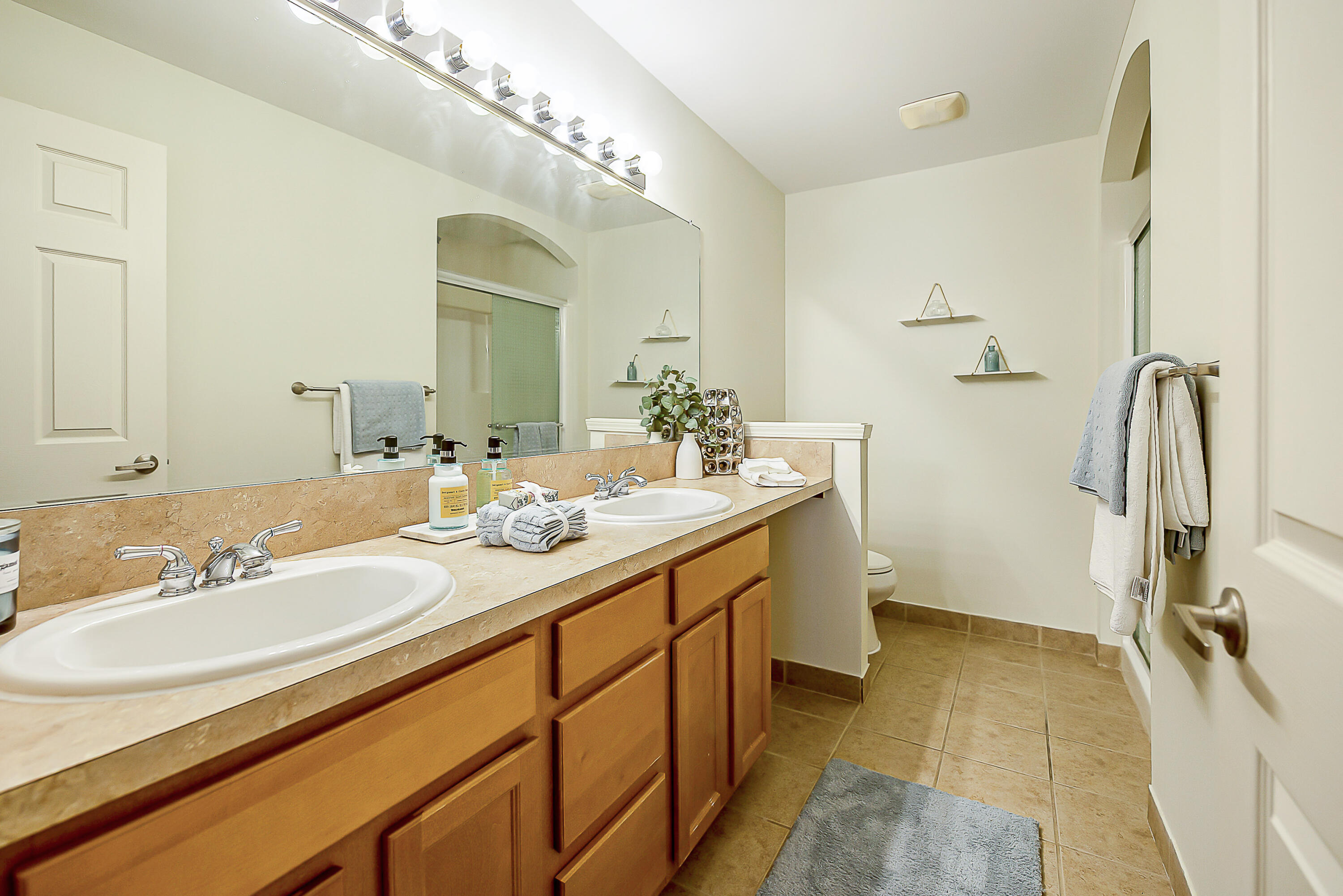 120 W Oakbrook Drive Property Photo 18