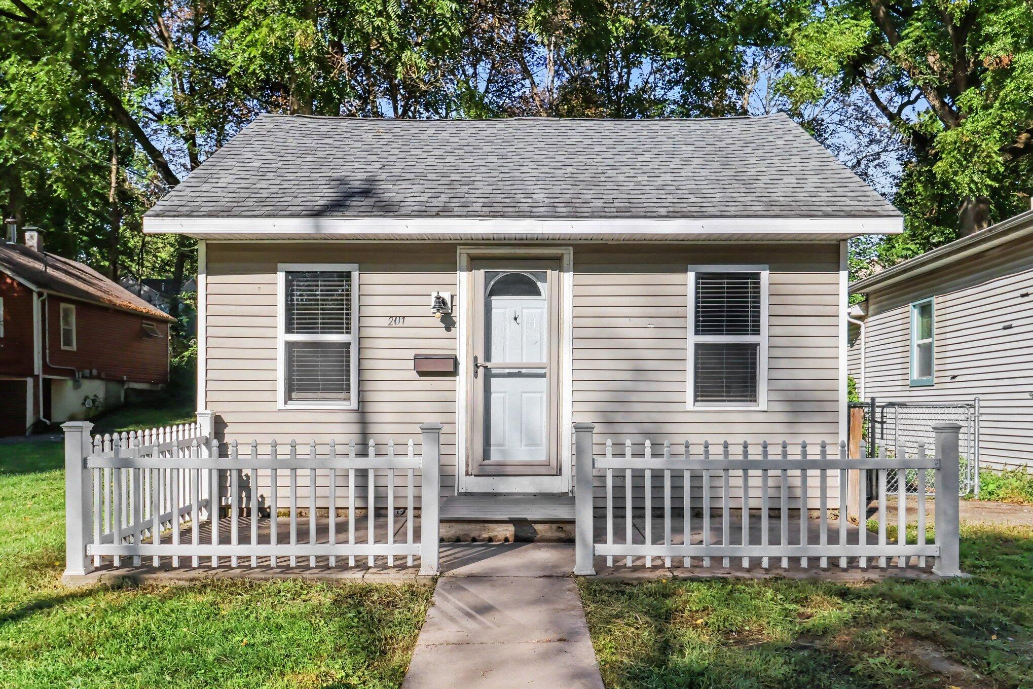 201 N Clarendon Street Property Photo 1