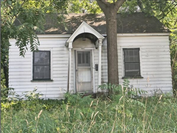 697 W Grand Avenue Property Photo 1