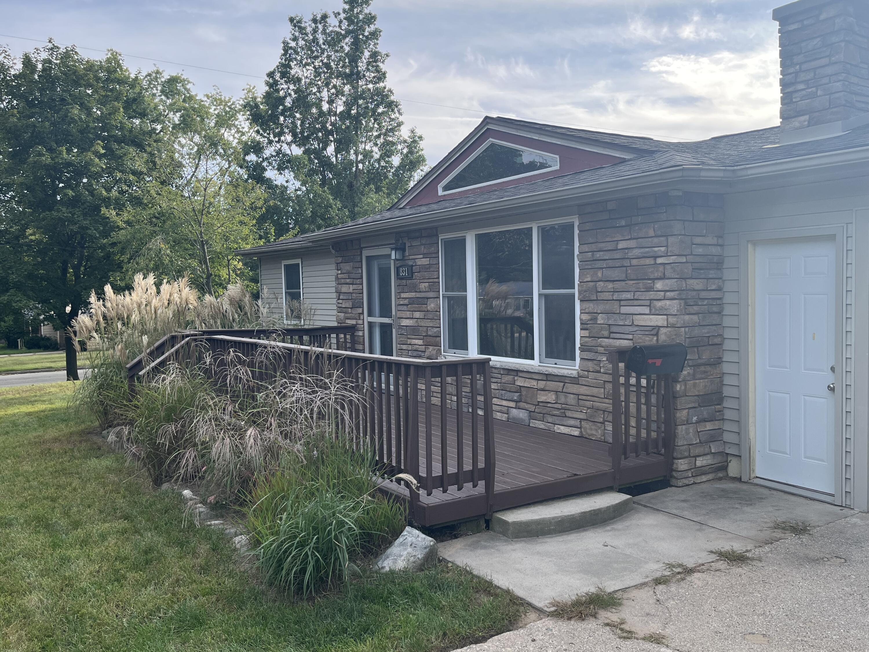 831 S Alexander Street Property Photo 2