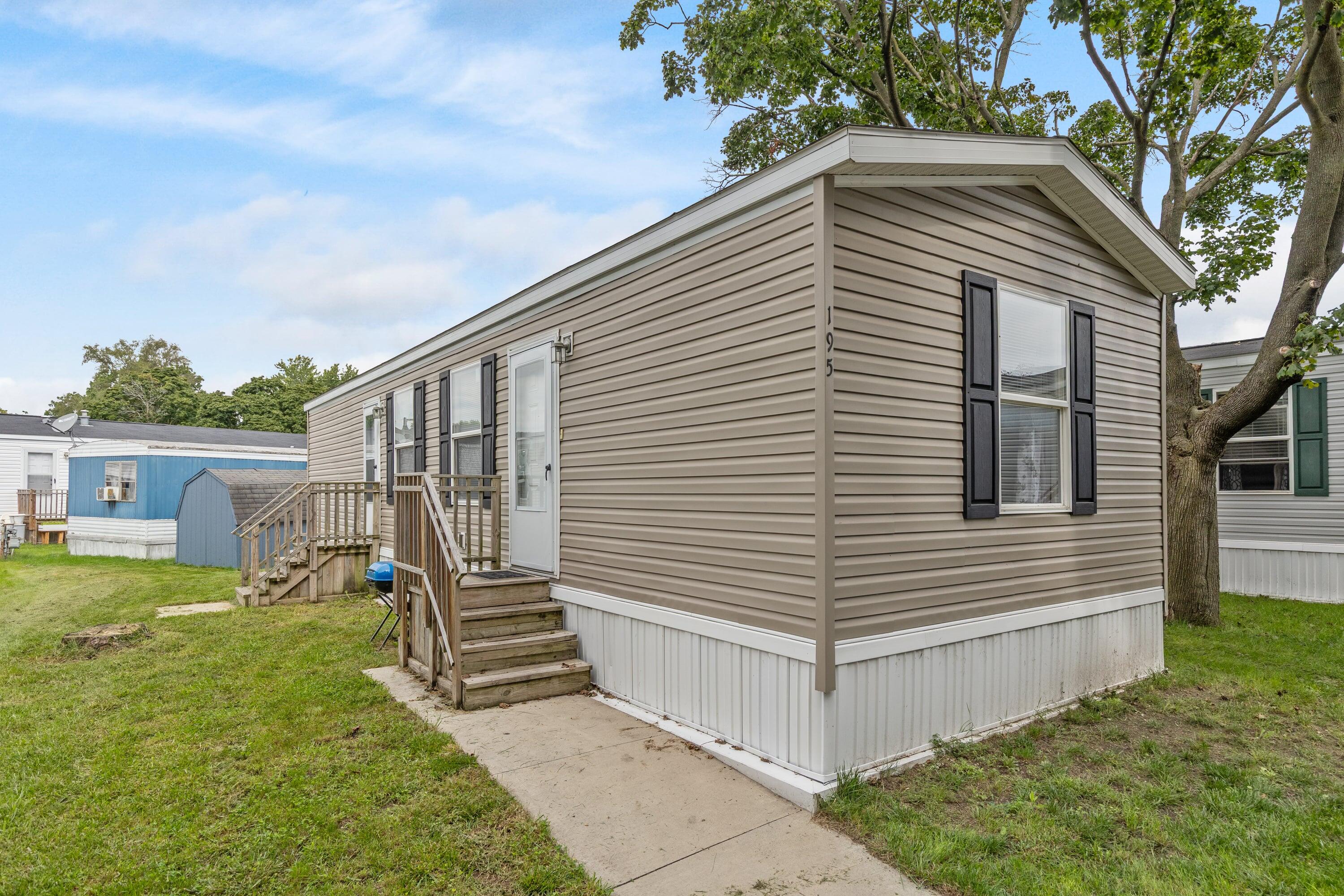 195 S Green Meadow Street Se Property Photo 3