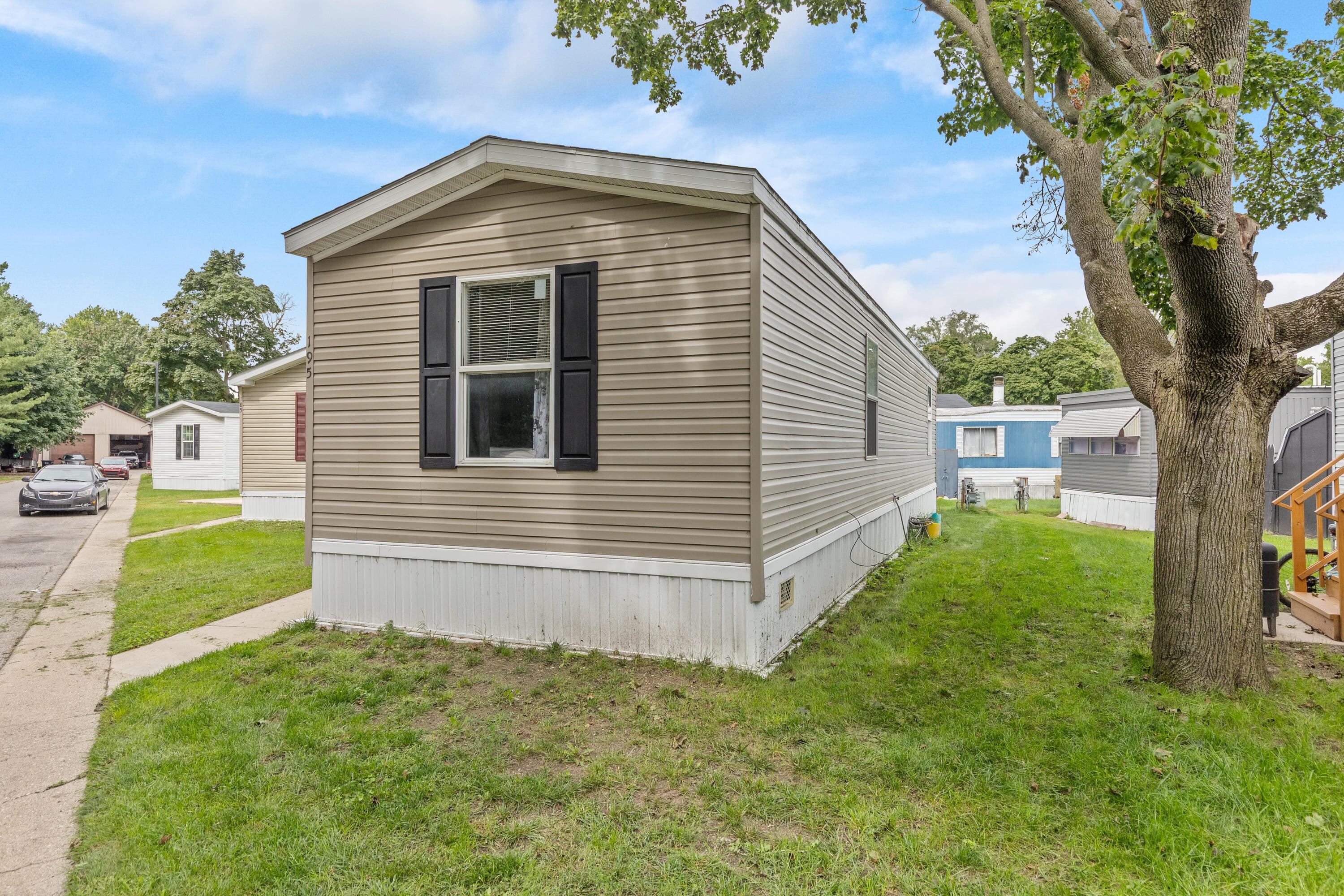 195 S Green Meadow Street Se Property Photo 4