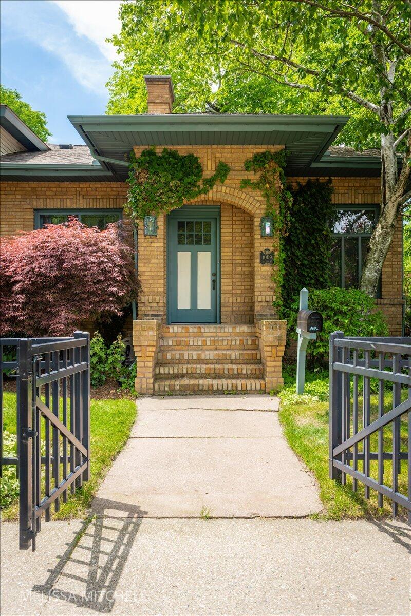 1009 Breton Road Se Property Photo 1