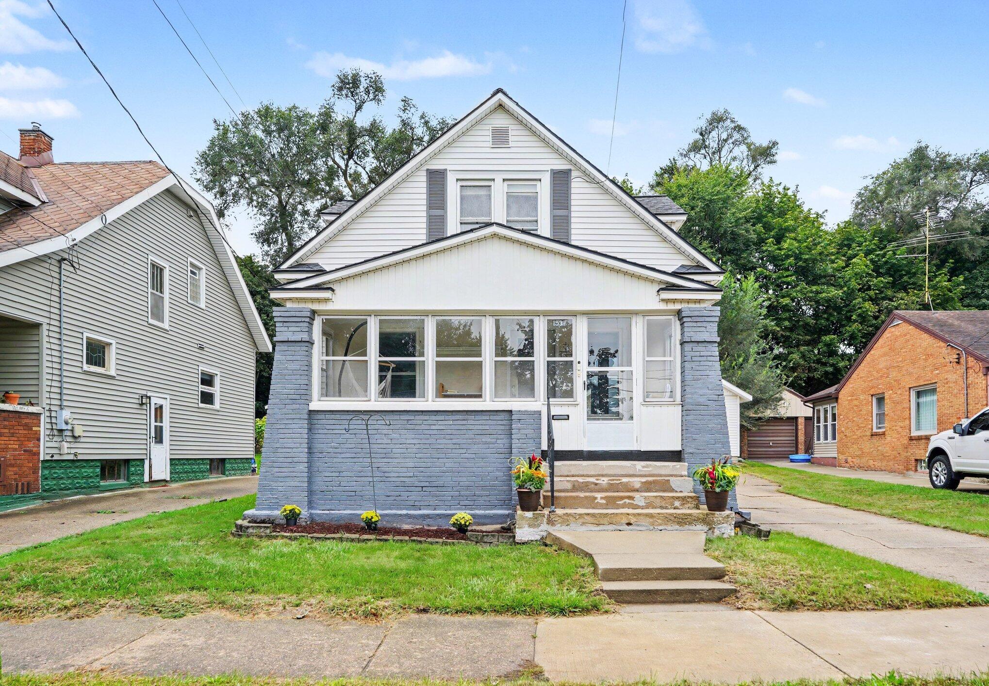 1537 Powers Avenue Nw Property Photo 1