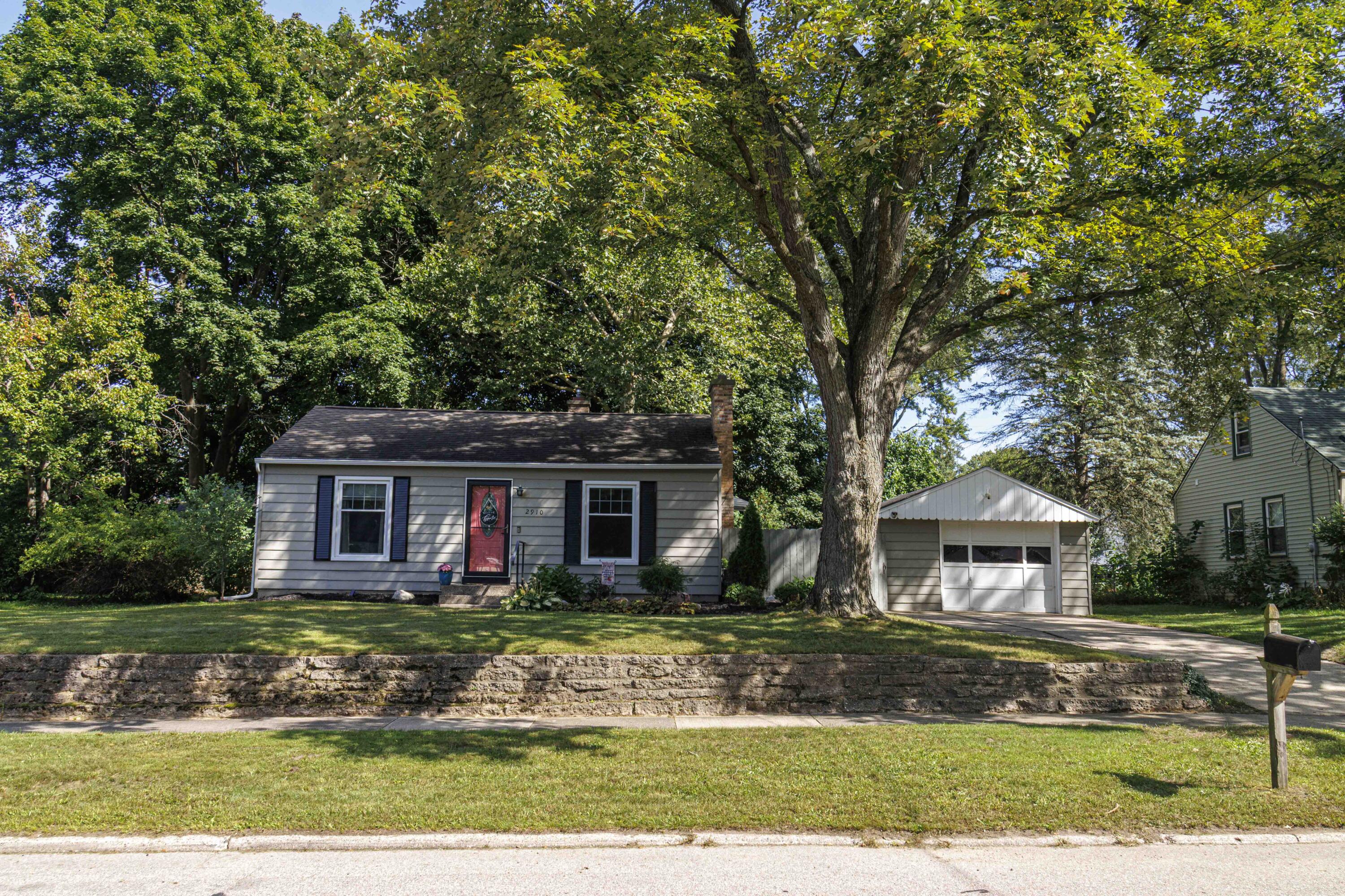 2910 Cheney Avenue Ne Property Photo 1