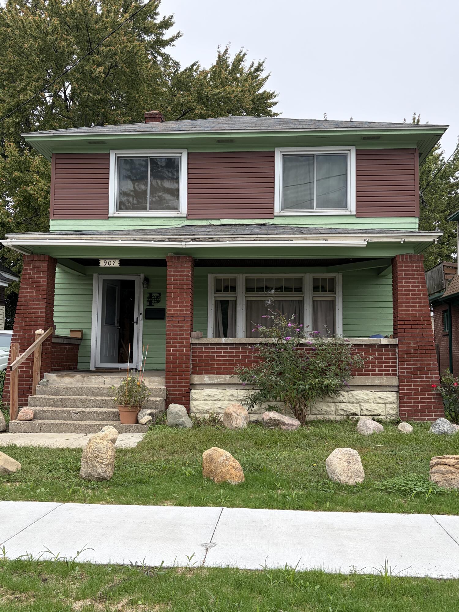 907 Burton Street Sw Property Photo 1