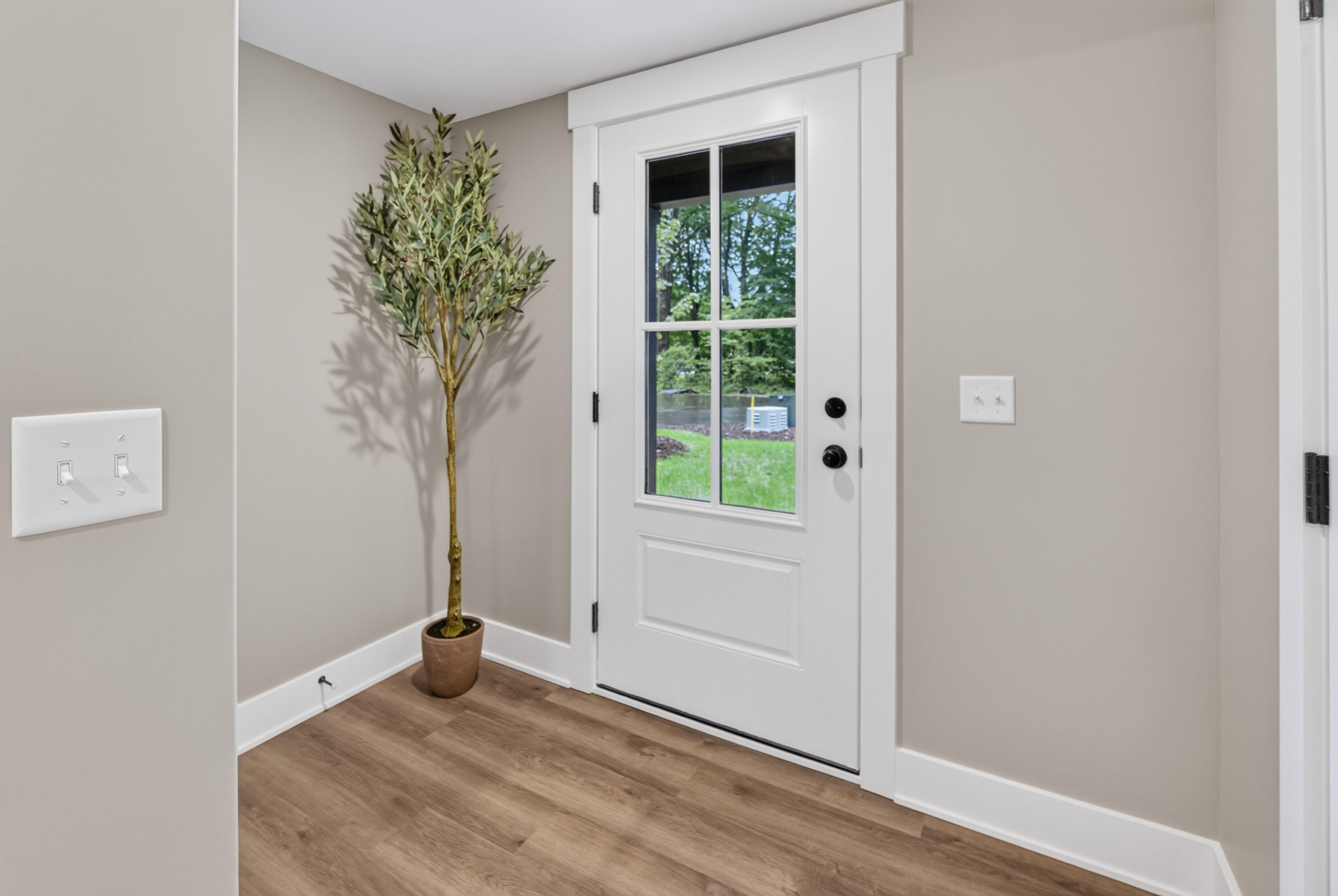 17226 Roosevelt Road Property Photo 4