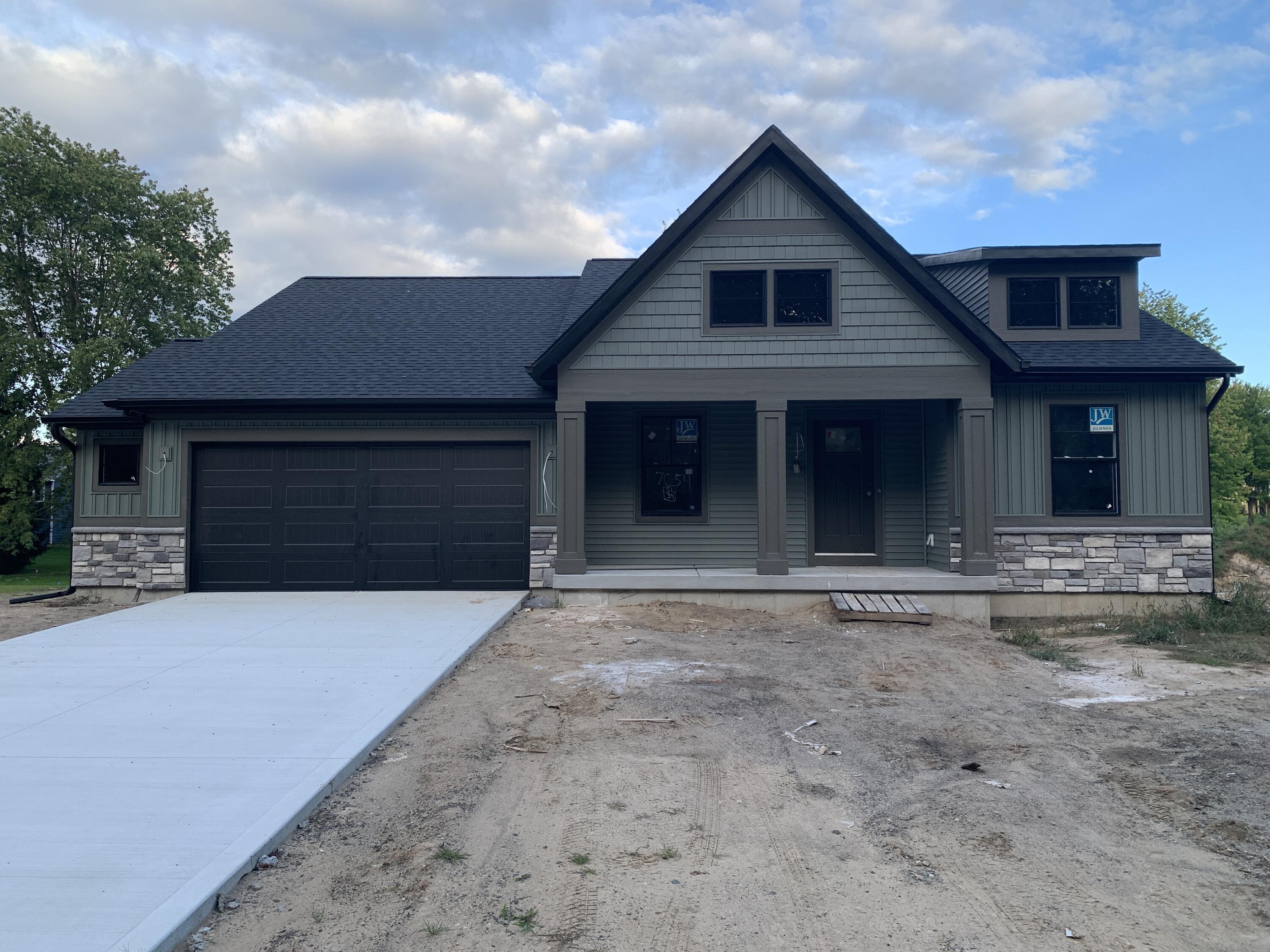 7054 Pinehurst Drive NE Property Photo 1