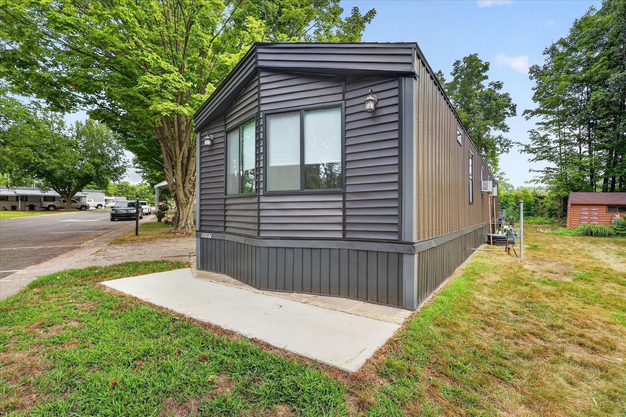 10597 Peachtree Street Property Photo 1