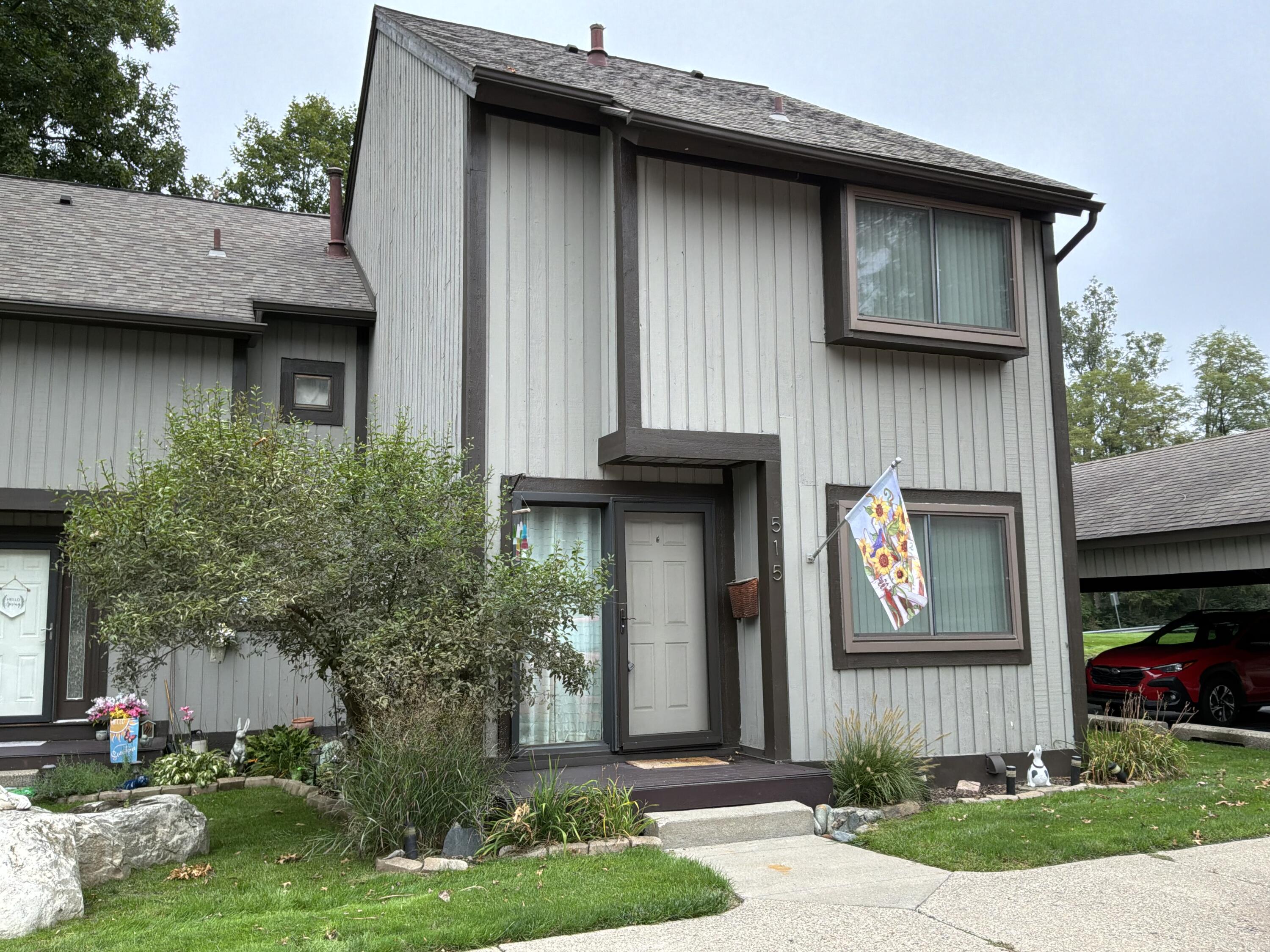 515 Victoria Square Property Photo 1