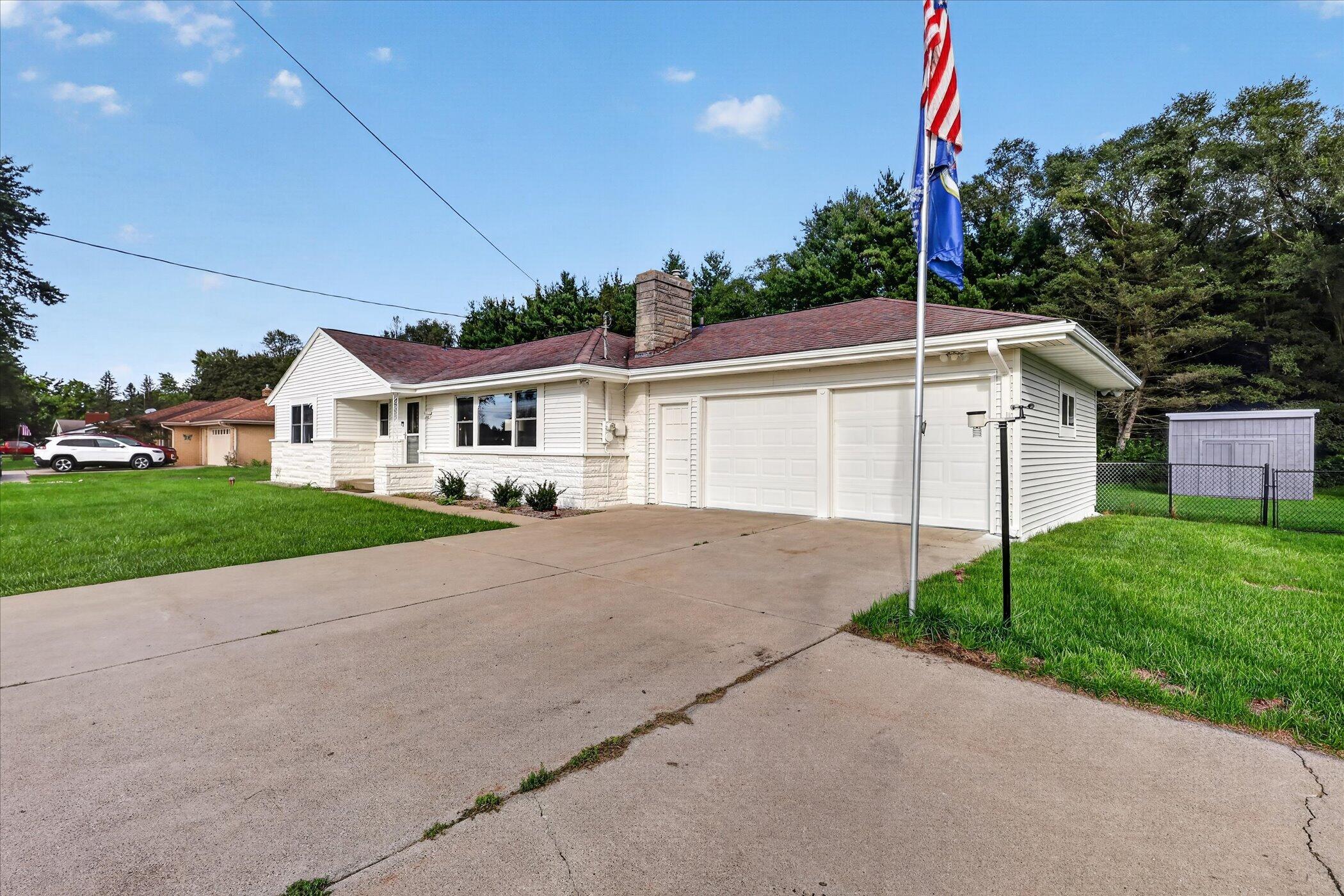 6896 N Riverview Drive Property Photo 1