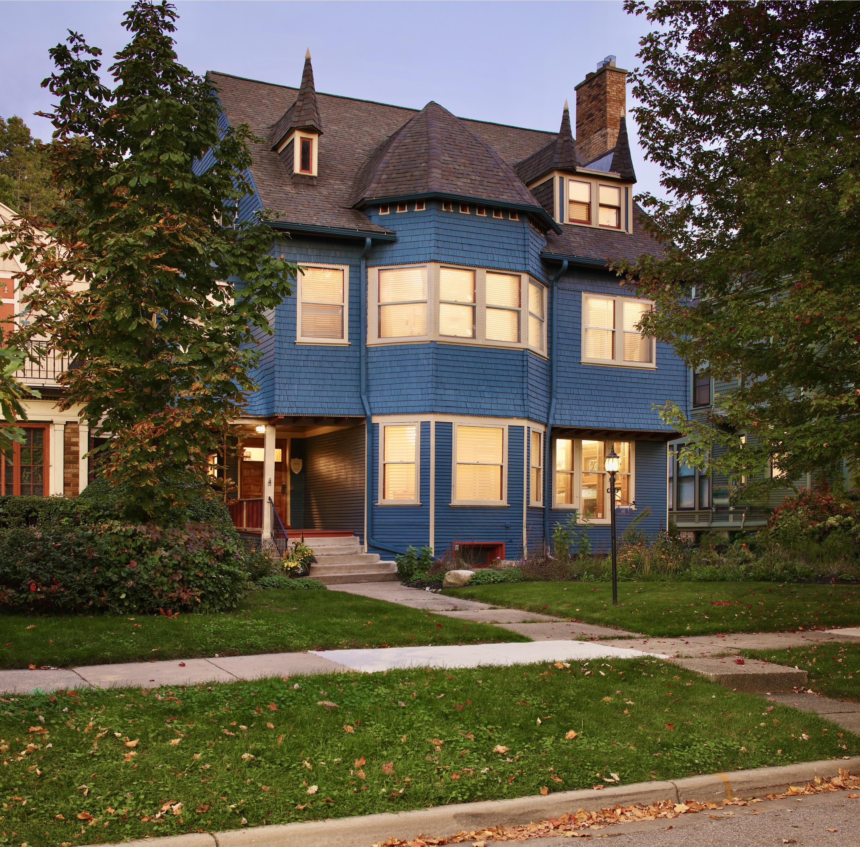60 College Avenue Ne Property Photo 1