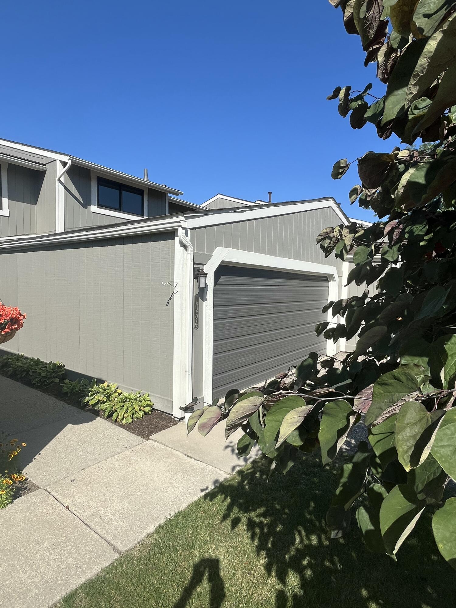 1054 Bristol Court Property Photo 1