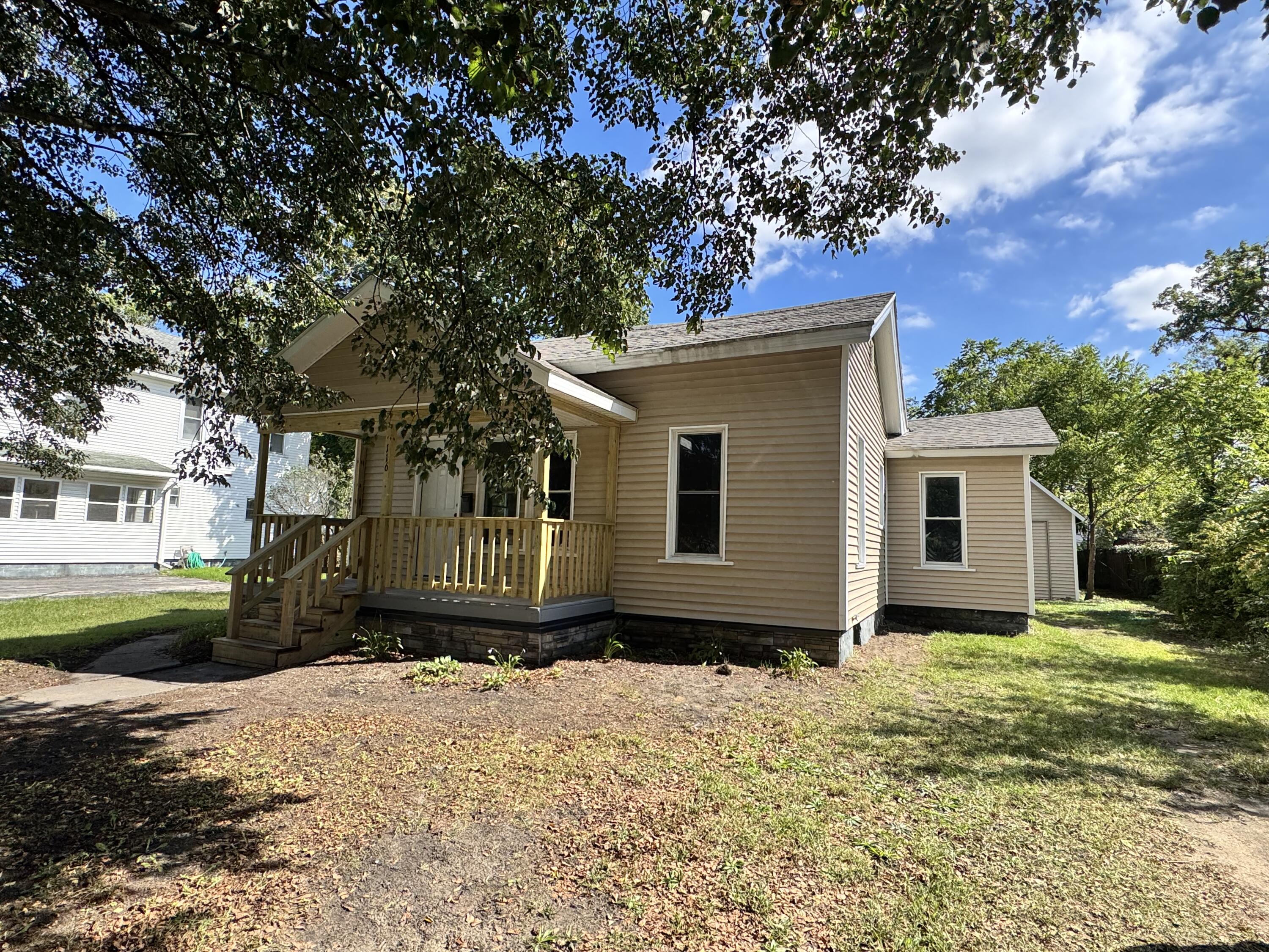 116 E Railroad Street Property Photo 1