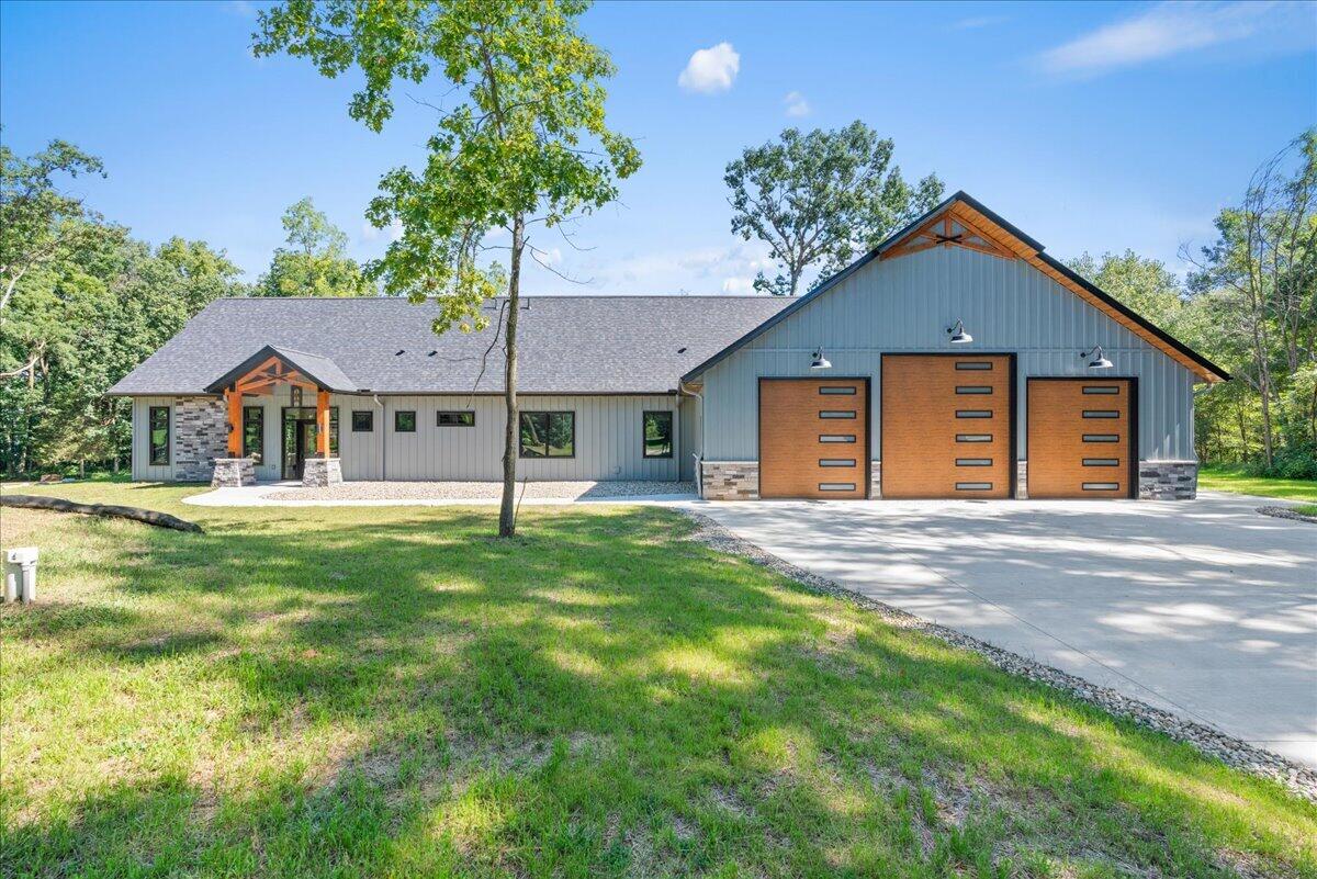 62357 Hunters Pointe Drive Property Photo 1