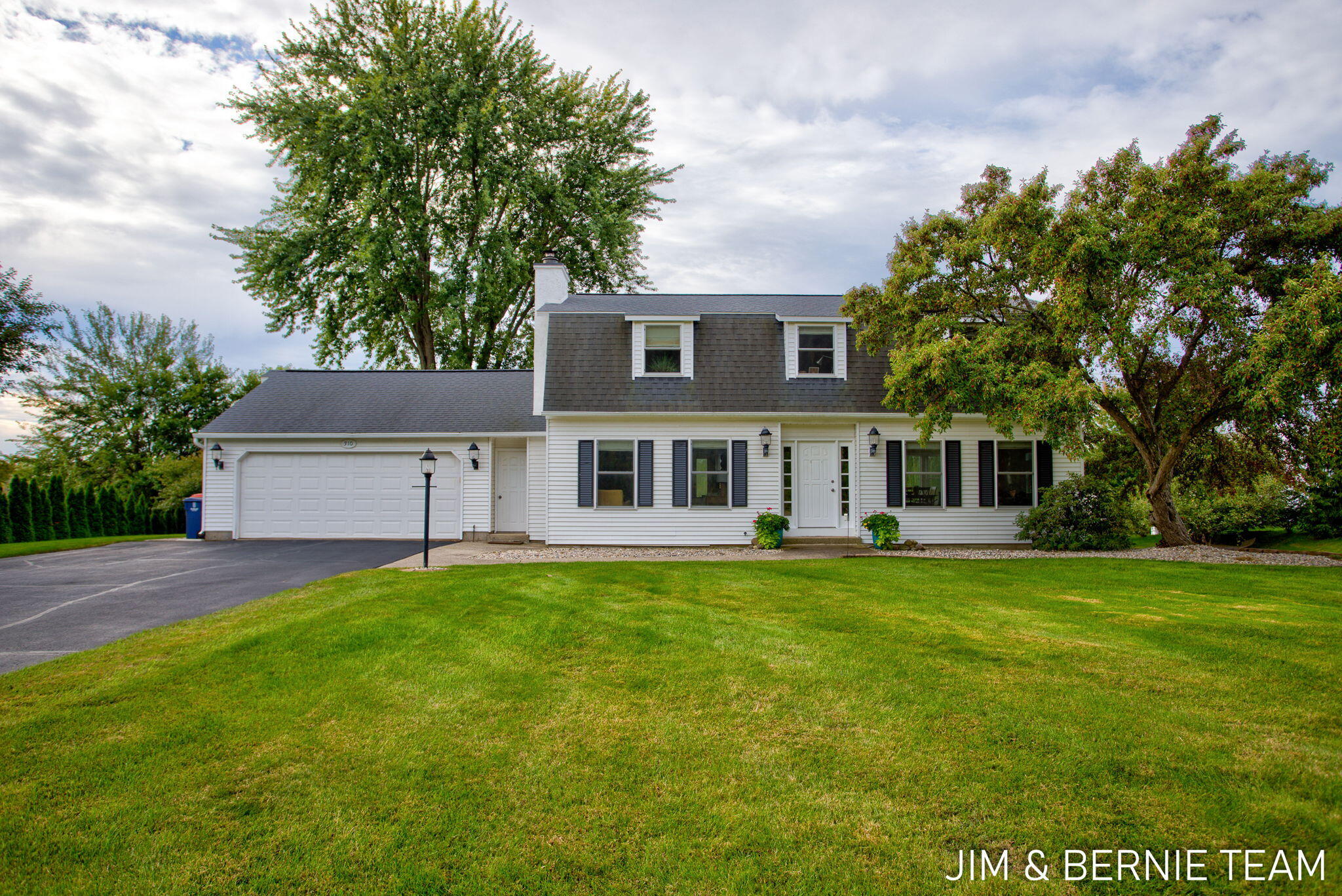 310 W 48th Street Property Photo 1