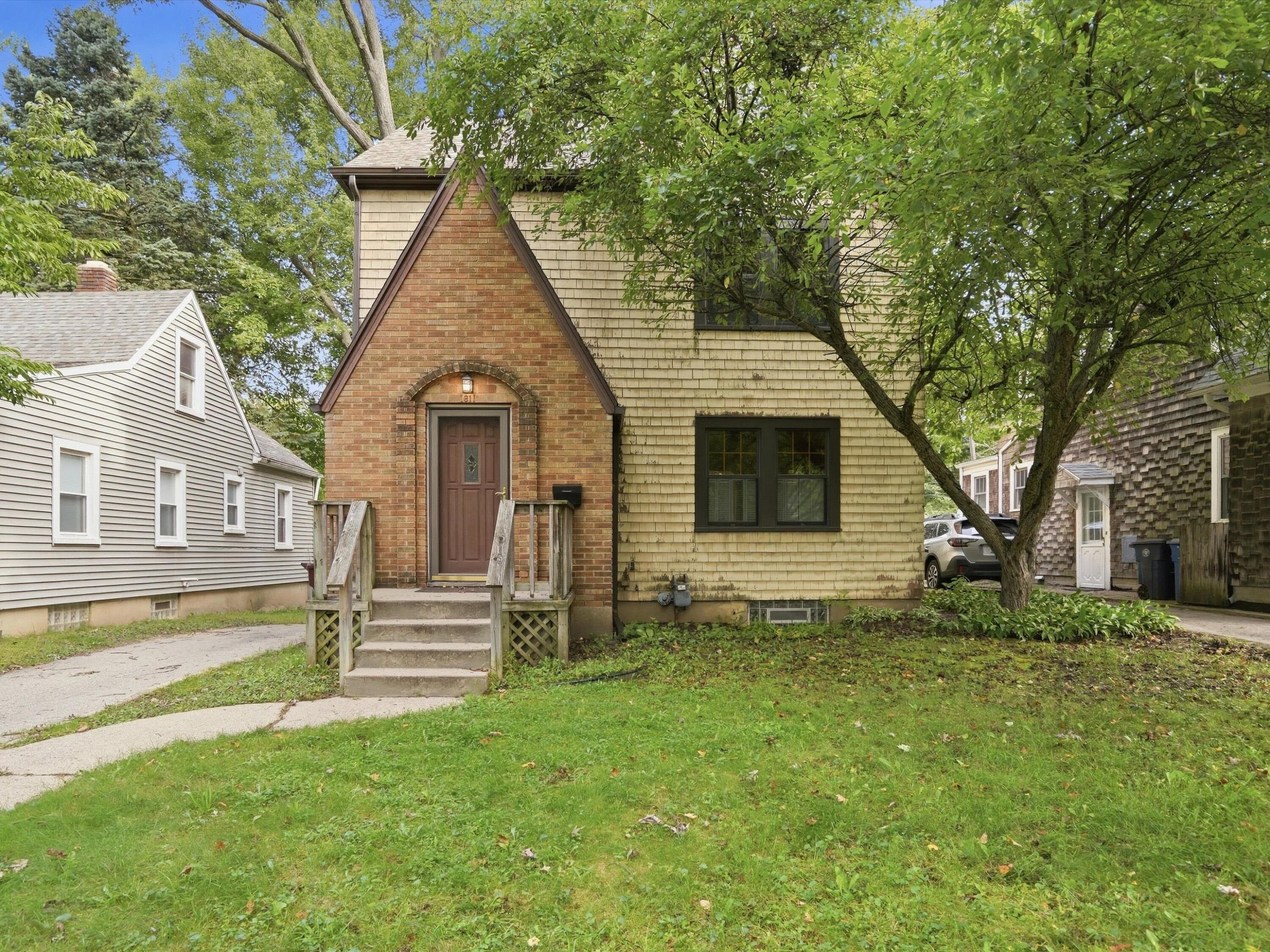 1611 South Boulevard Property Photo 1