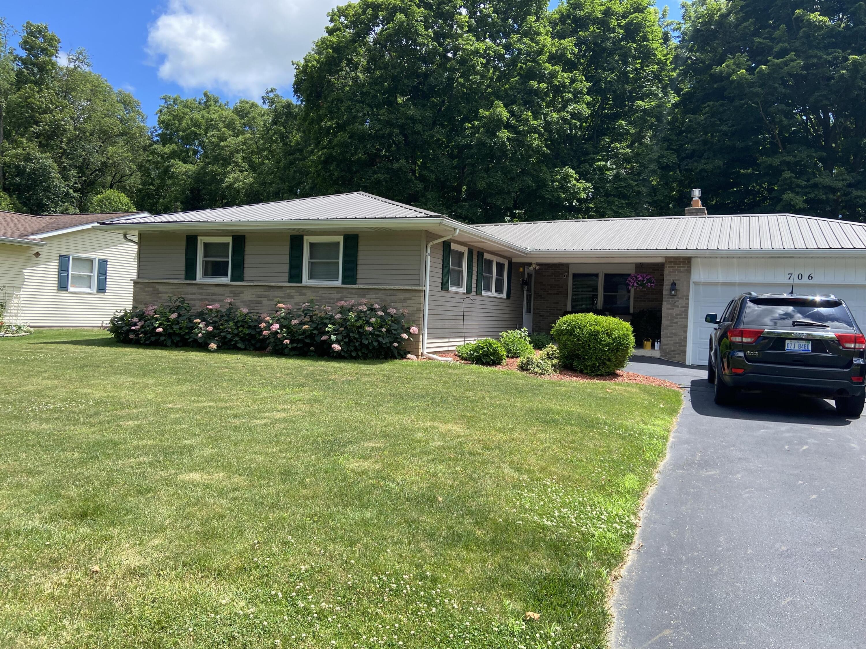 706 North Drive E Property Photo 1
