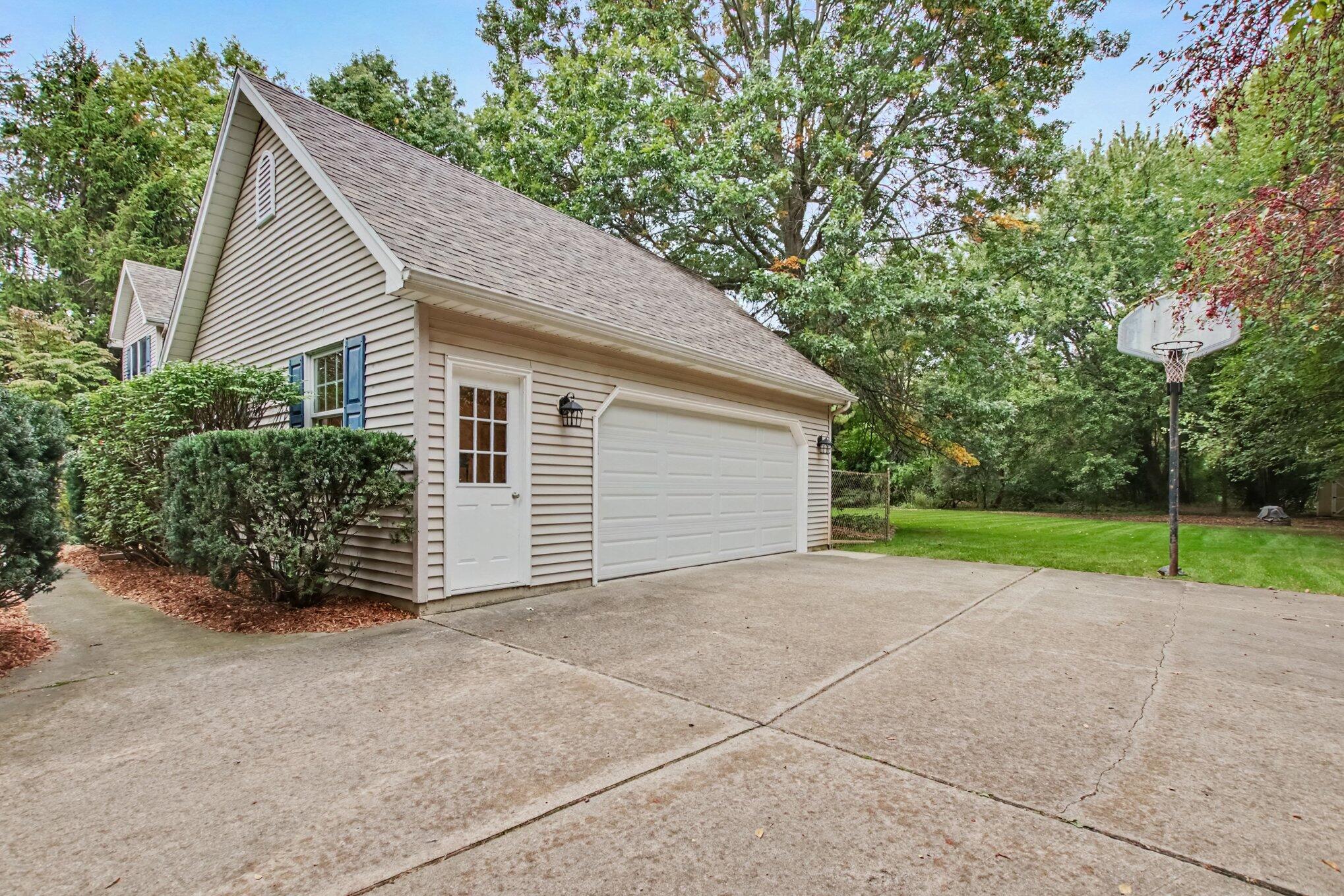 9737 Firefly Avenue Property Photo 2