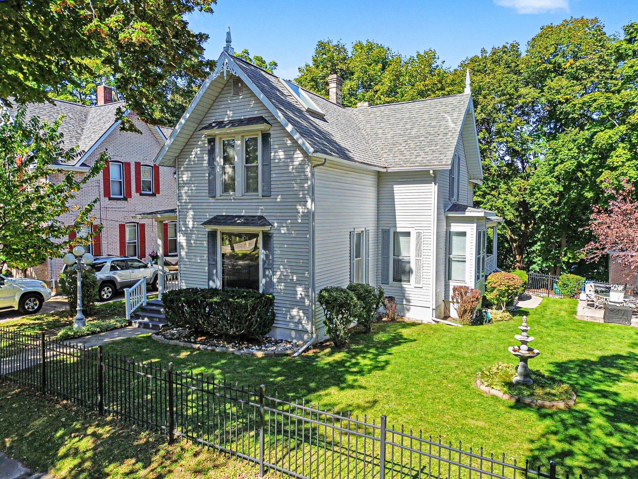 476 4th Street Property Photo 1