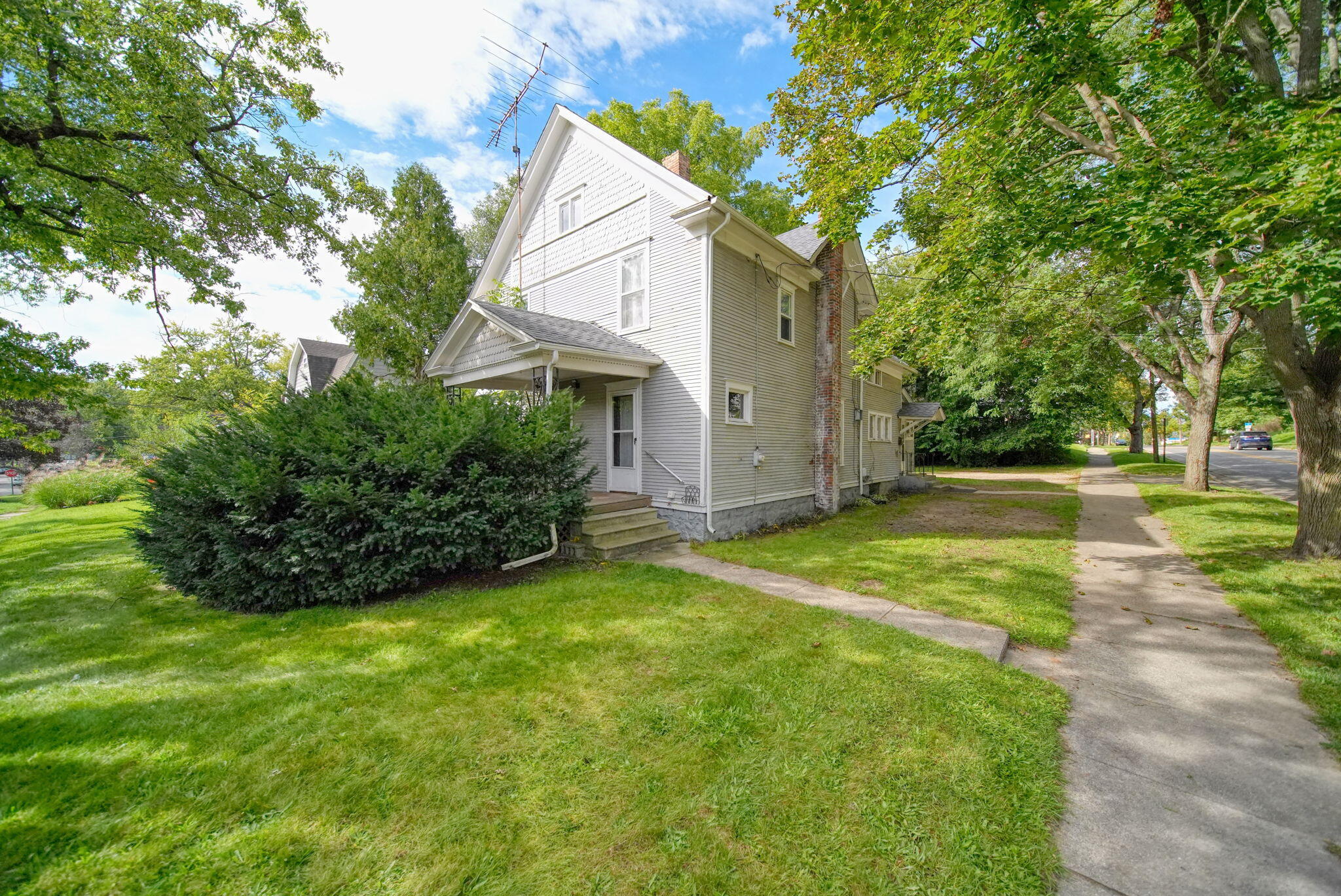 735 W High Street Property Photo 1