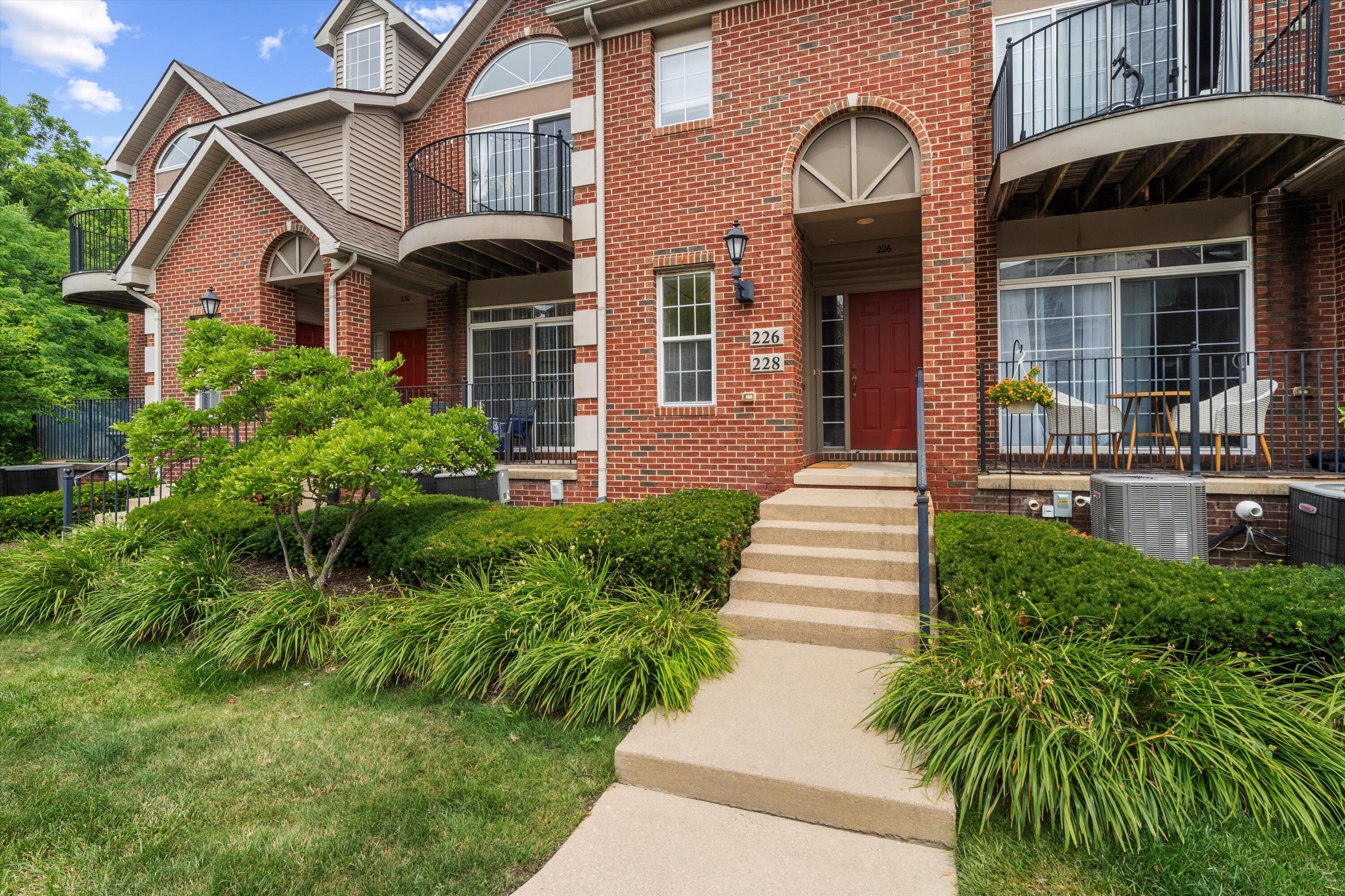 228 W Oakbrook Drive Property Photo 1