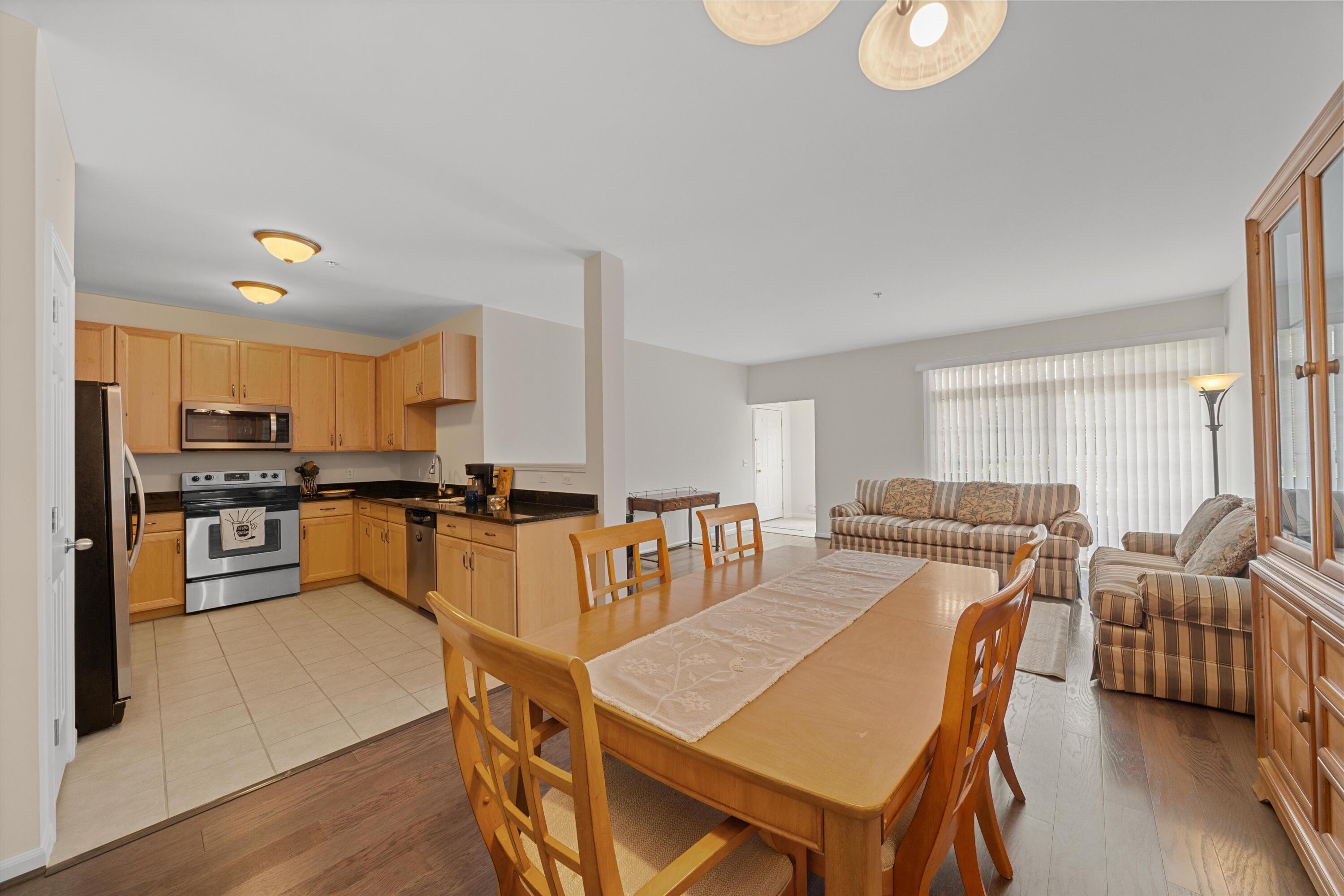 228 W Oakbrook Drive Property Photo 2