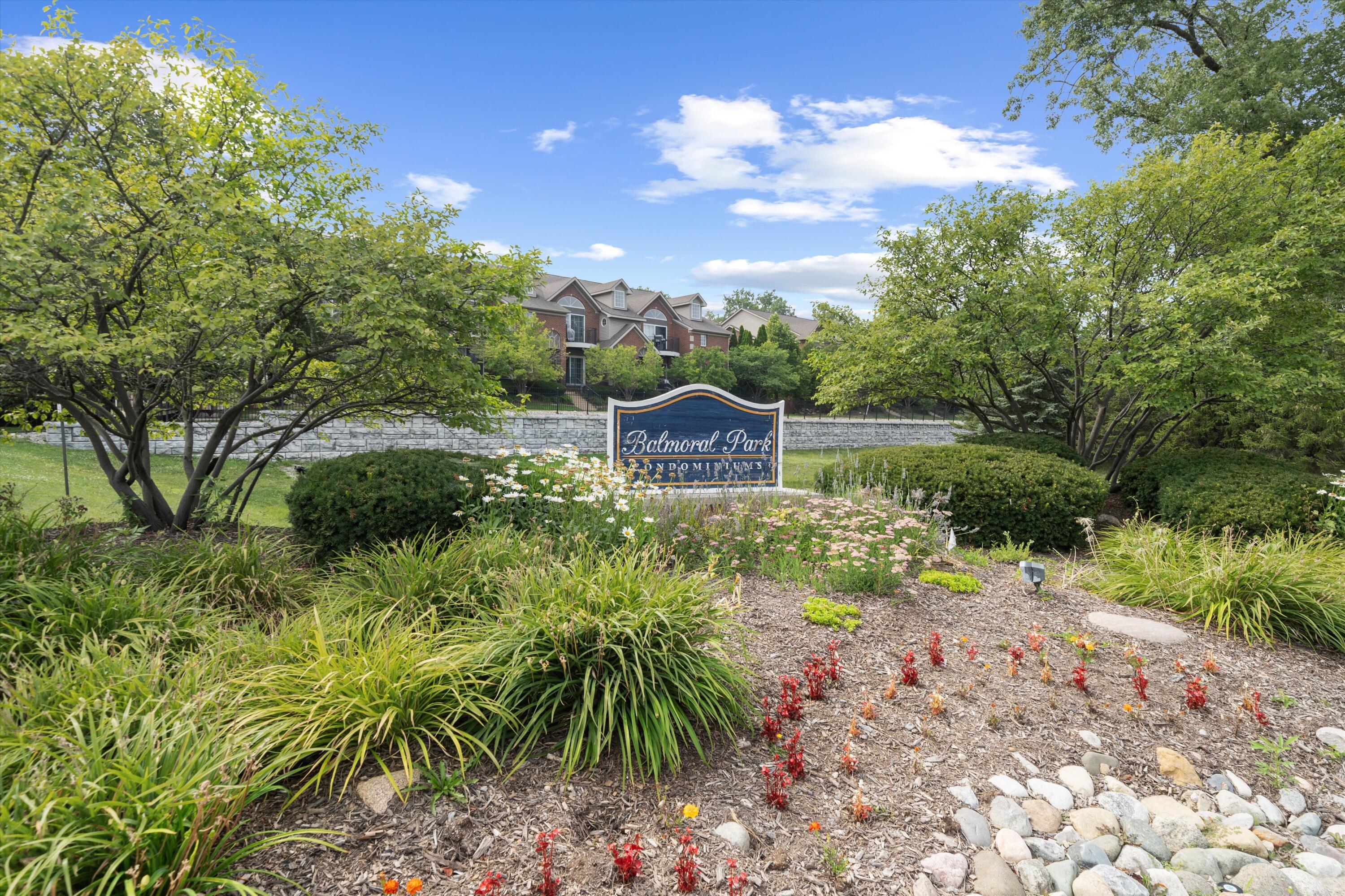 228 W Oakbrook Drive Property Photo 3