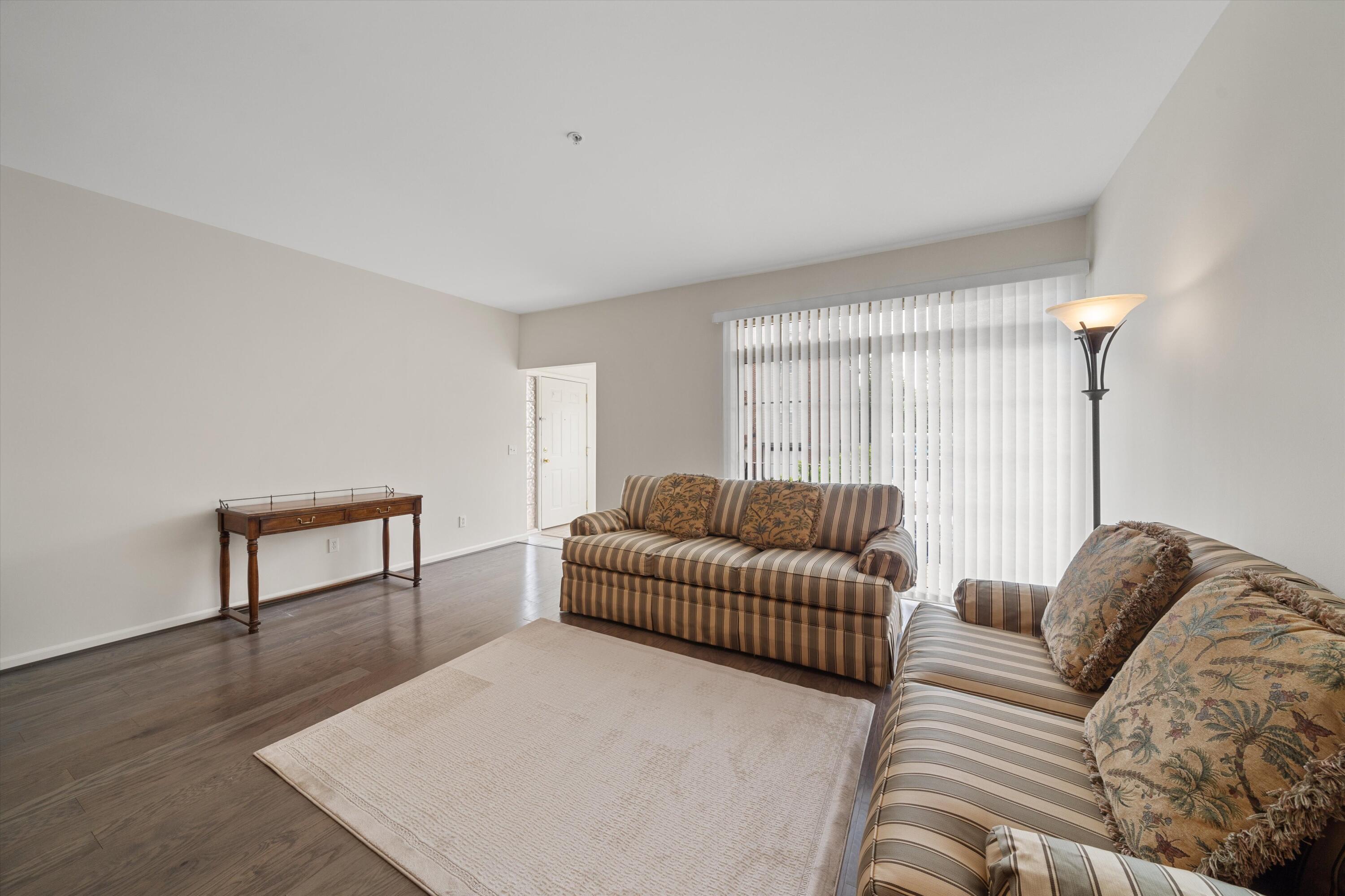 228 W Oakbrook Drive Property Photo 8