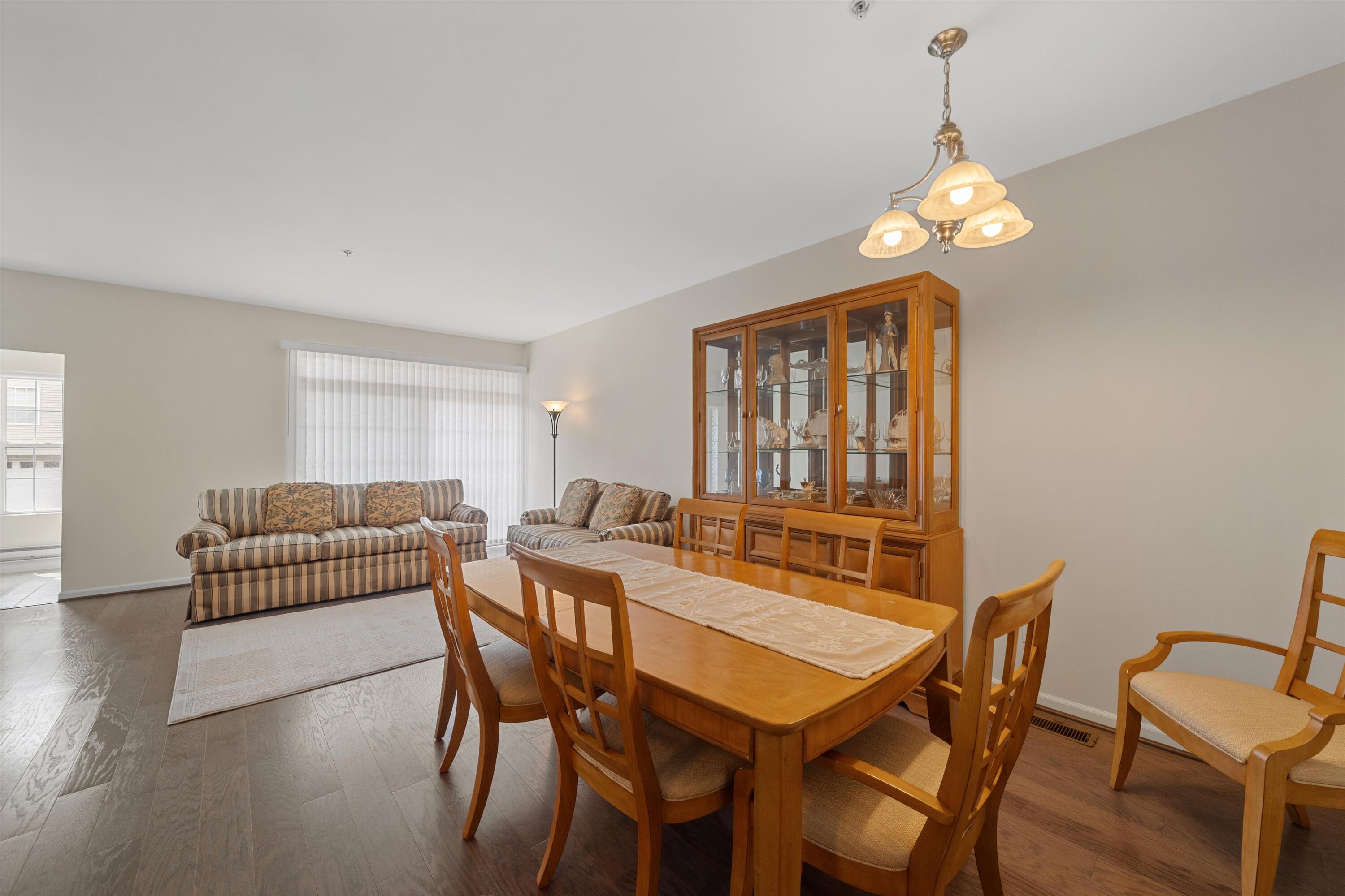 228 W Oakbrook Drive Property Photo 9