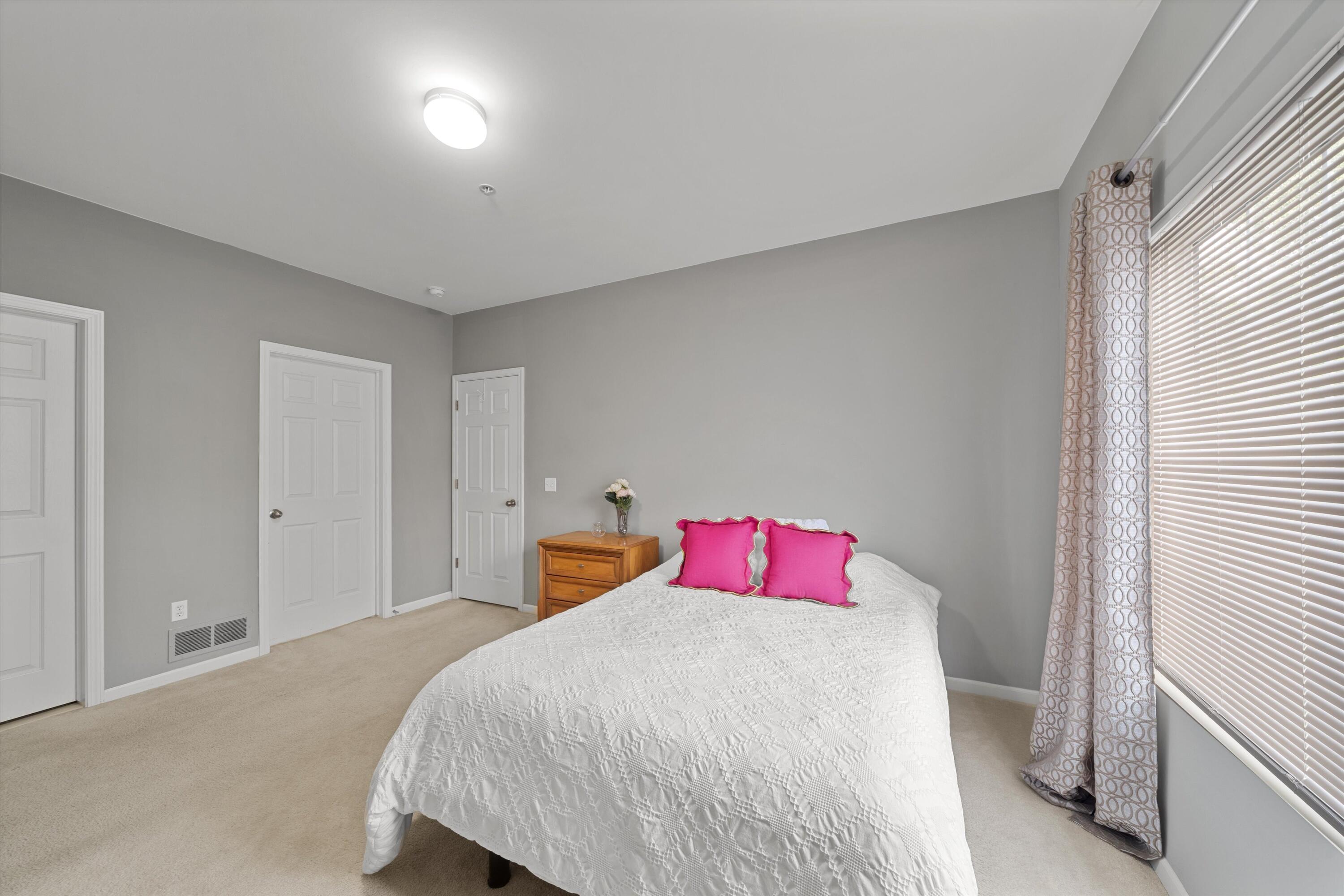 228 W Oakbrook Drive Property Photo 15