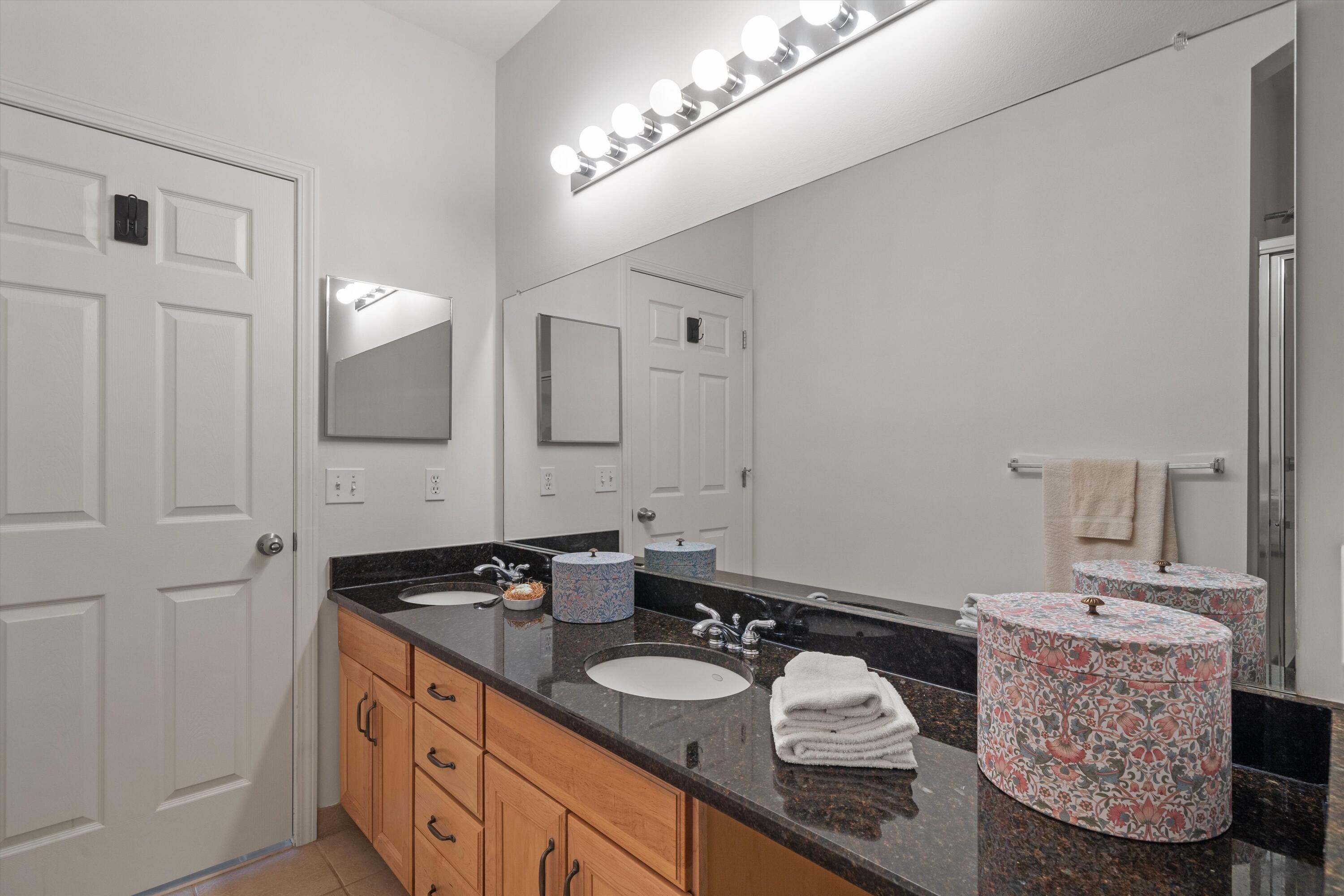 228 W Oakbrook Drive Property Photo 17