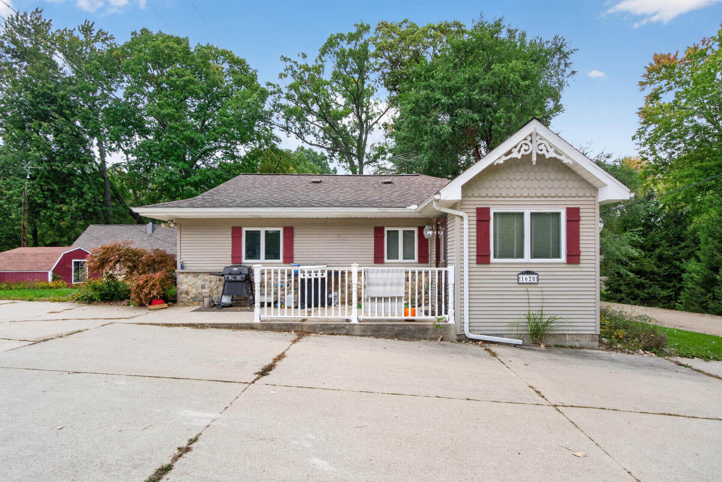 1628 Mull Road Property Photo 1