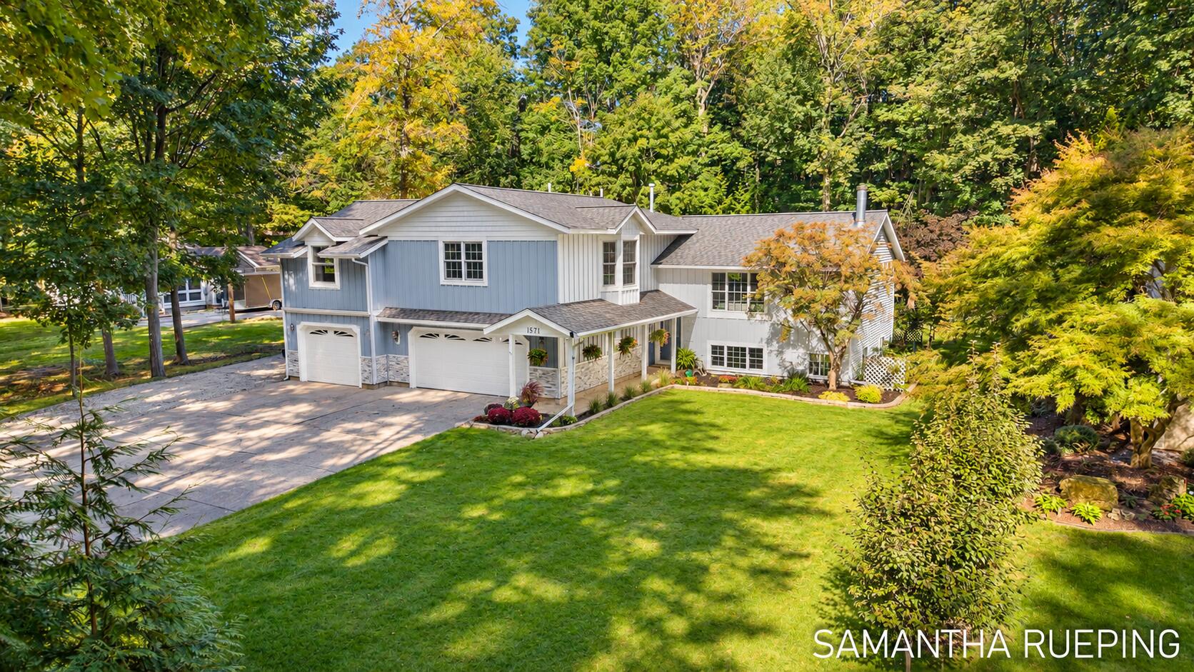 1571 Waukazoo Drive Property Photo 1