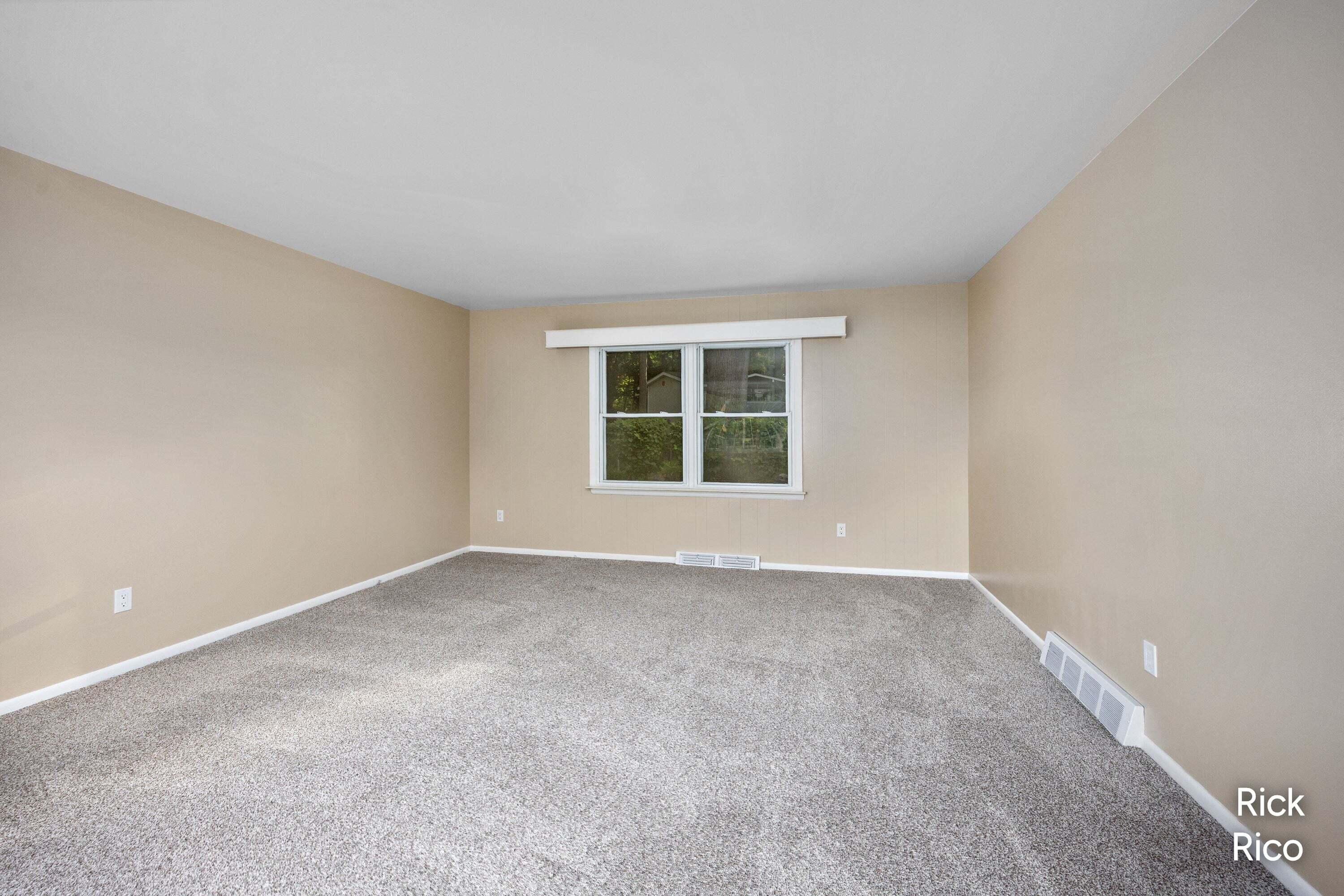 4890 Burgis Avenue Se Property Photo 6