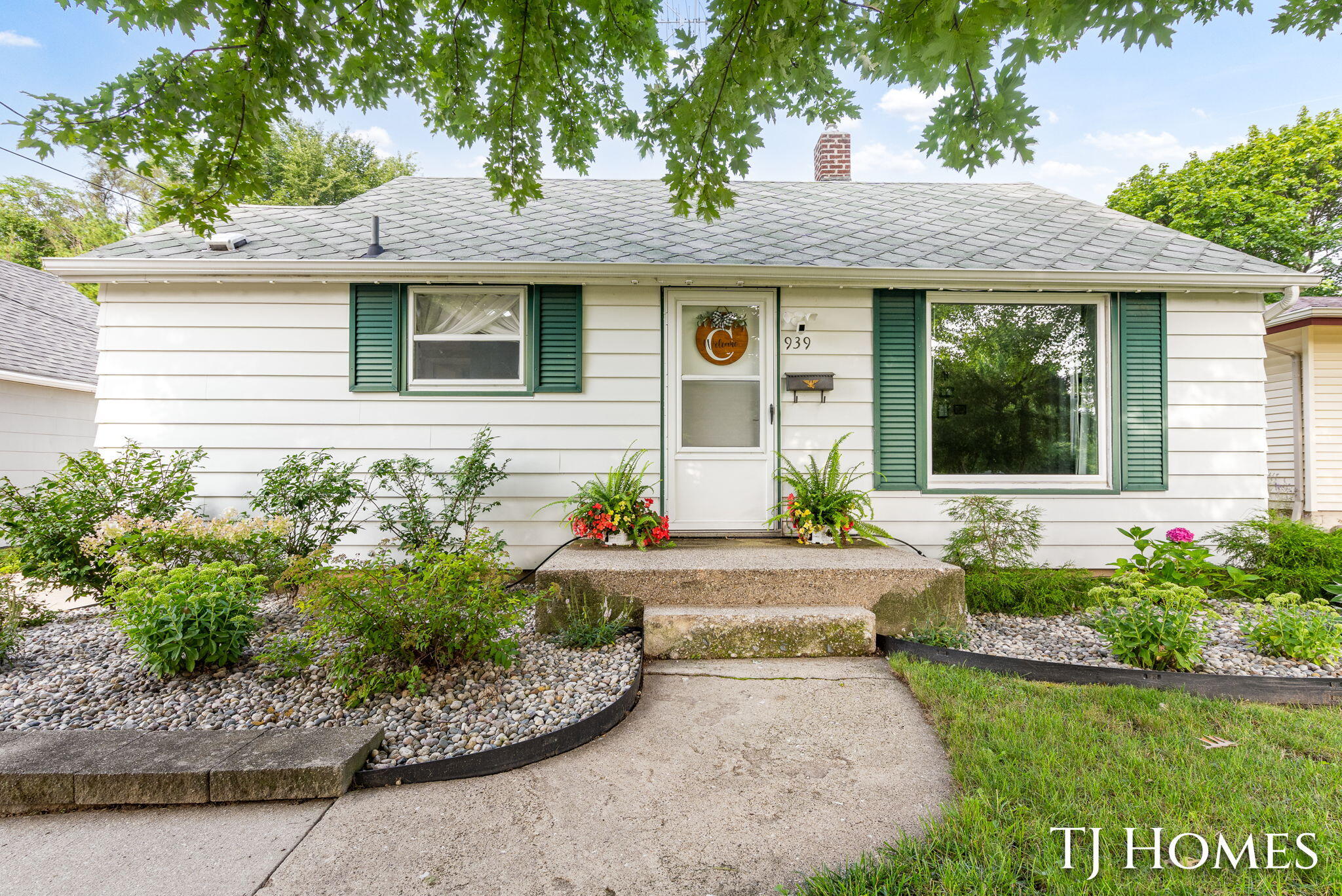 939 Benjamin Avenue Ne Property Photo 1