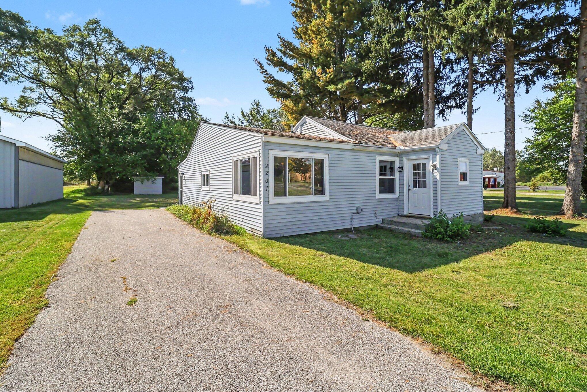2207 W Us Highway 10 Property Photo 1