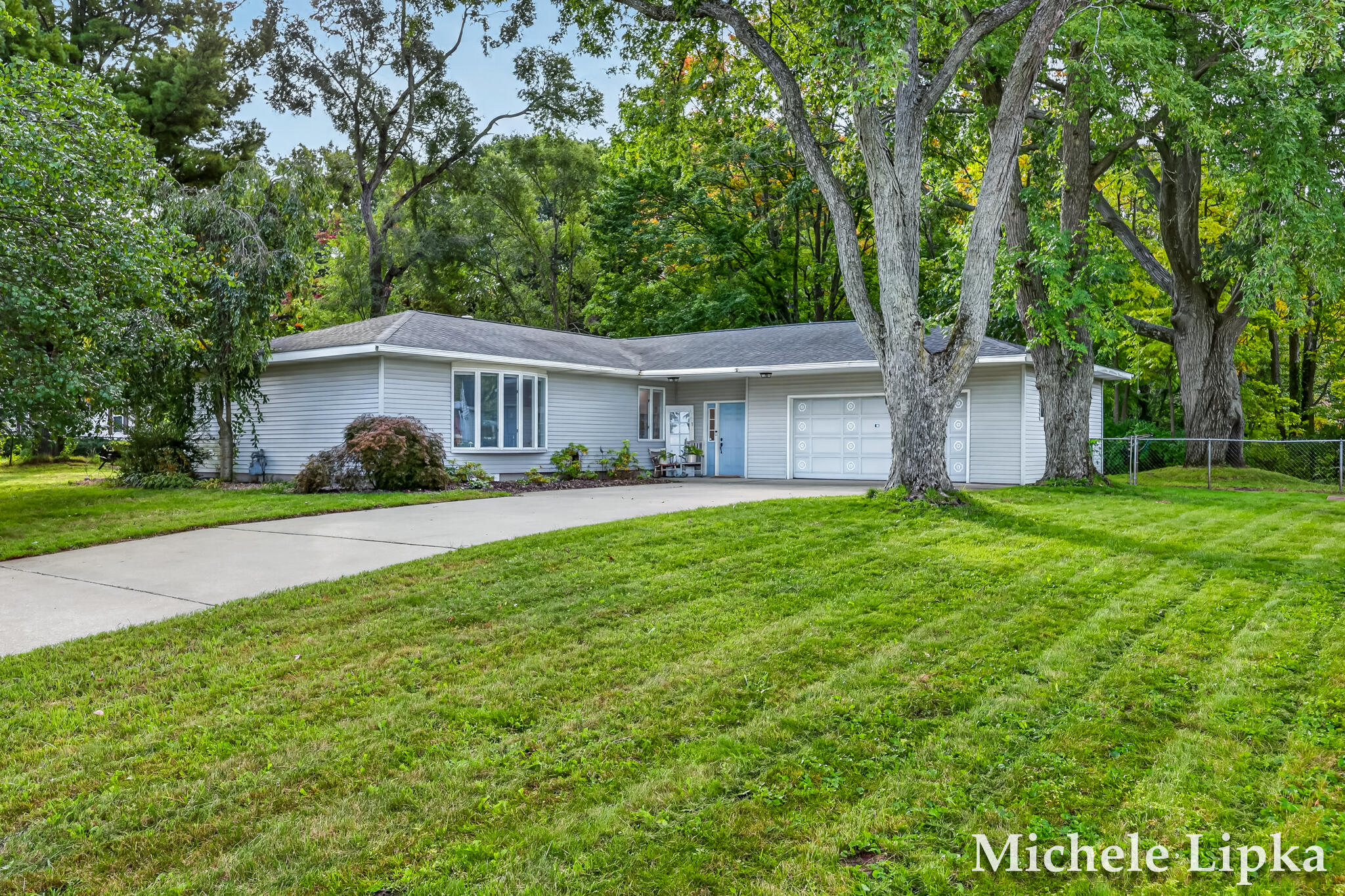 2567 Shettler Road Property Photo 1