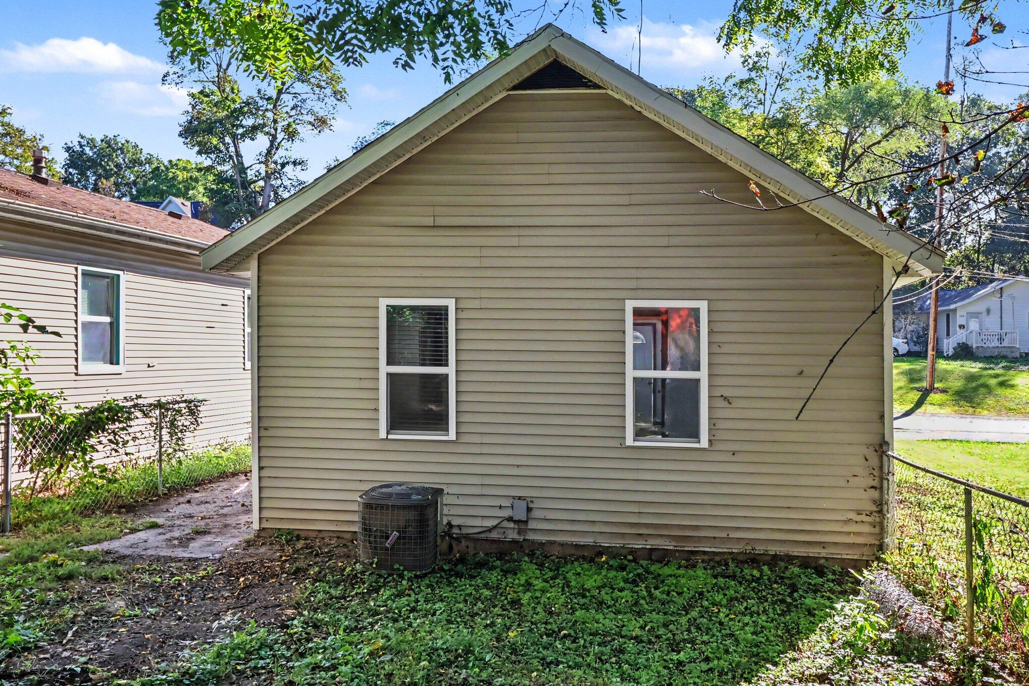 201 N Clarendon Street Property Photo 18