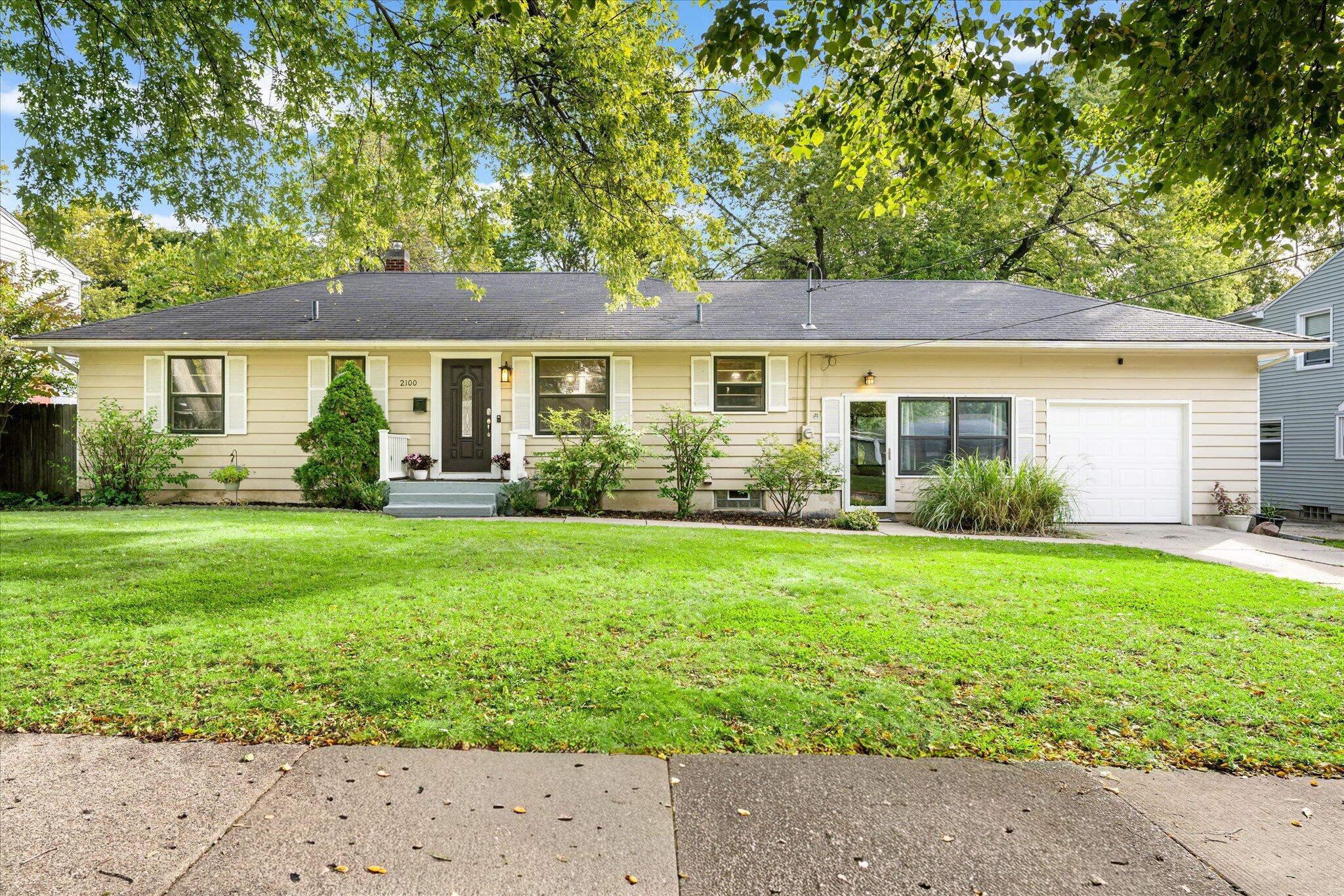 2100 Cambridge Drive Se Property Photo 1