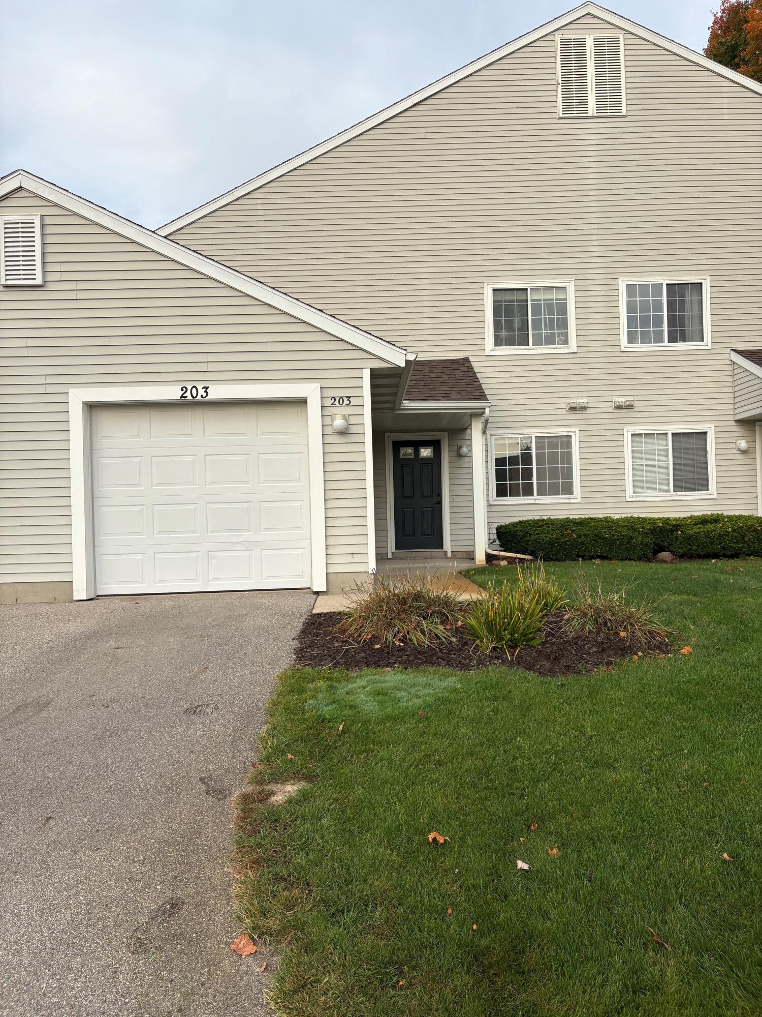 203 Hunters Lane Ne Property Photo 1