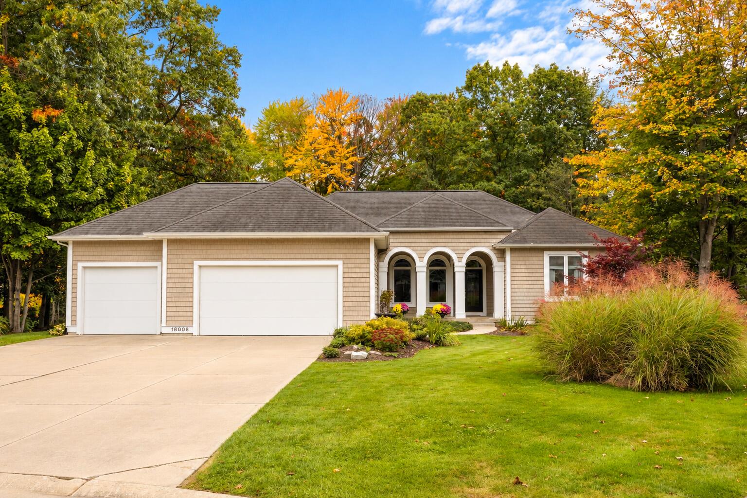 18008 Woodland Trail Property Photo 1