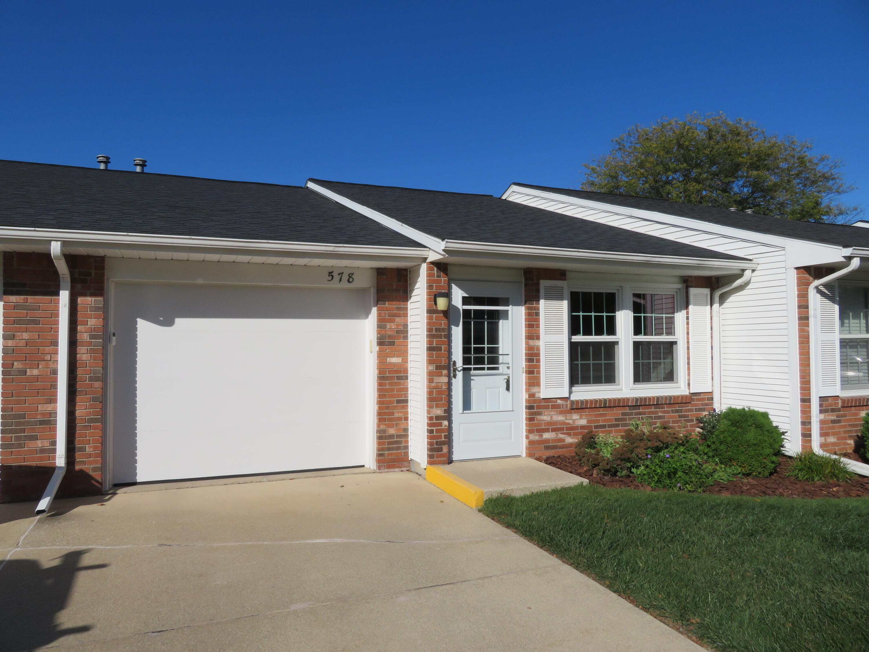 578 Yorkshire Square Property Photo 1