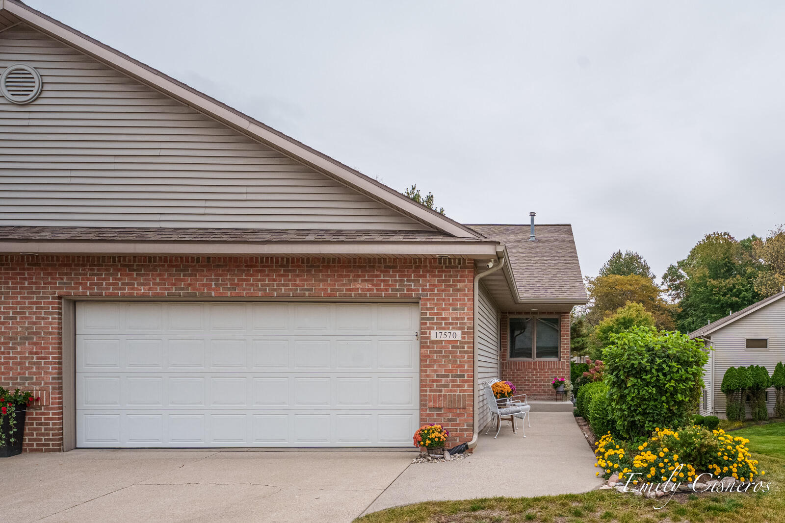 17570 Park Pl Circle Property Photo 1
