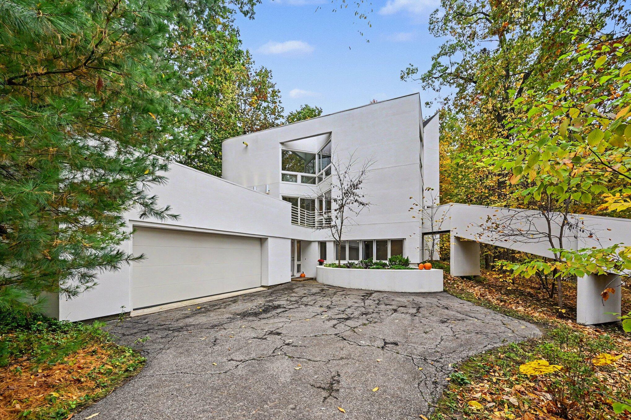 200 Riverview Drive Property Photo 1