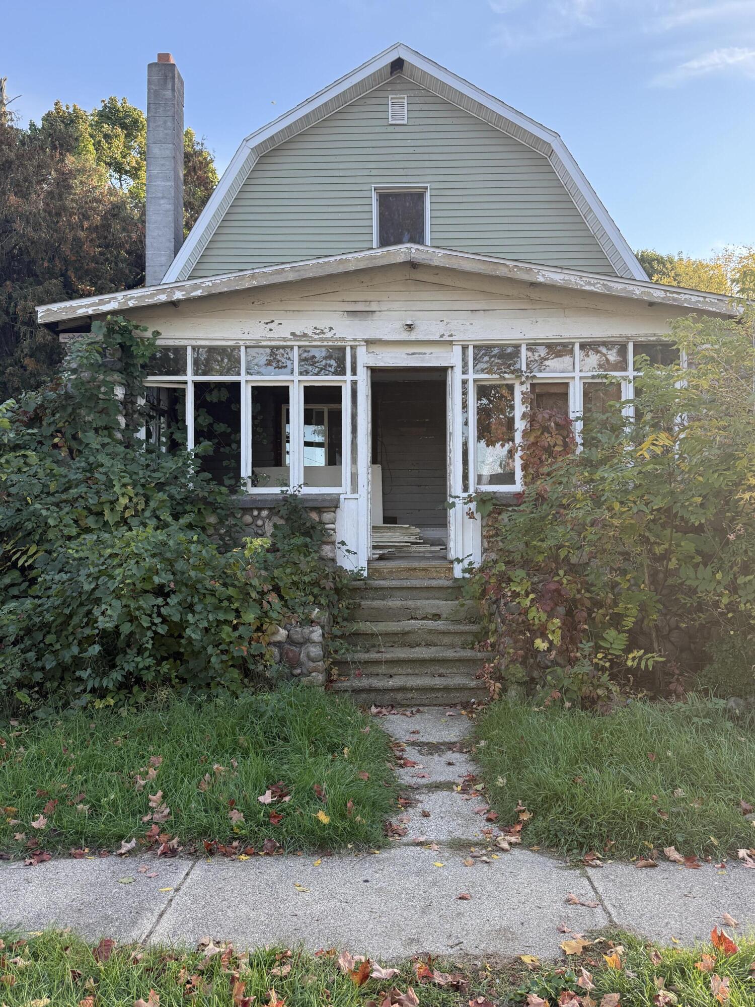 298 E Marion Avenue Property Photo 1