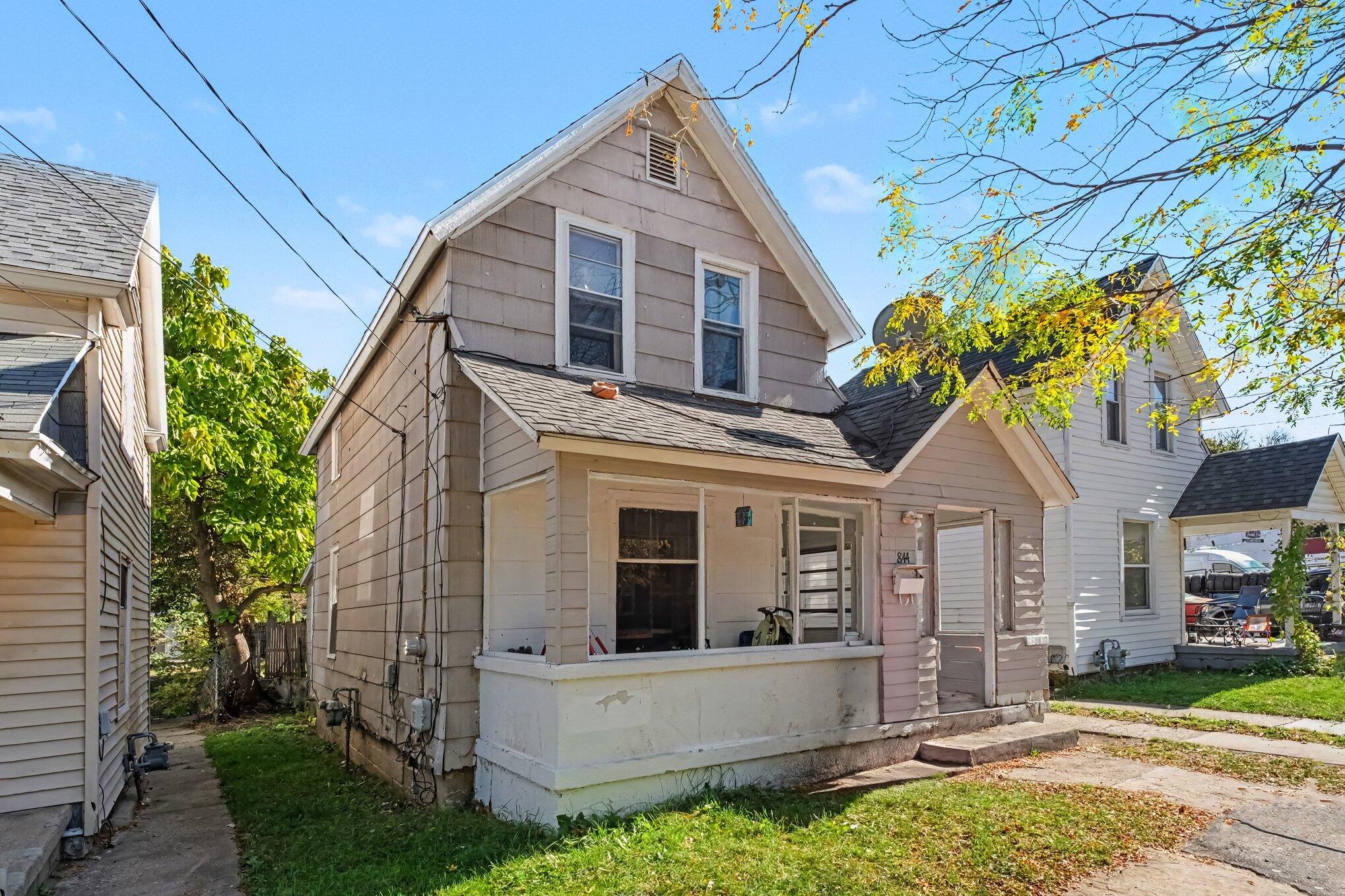 844 Lafayette Avenue NE Property Photo 1